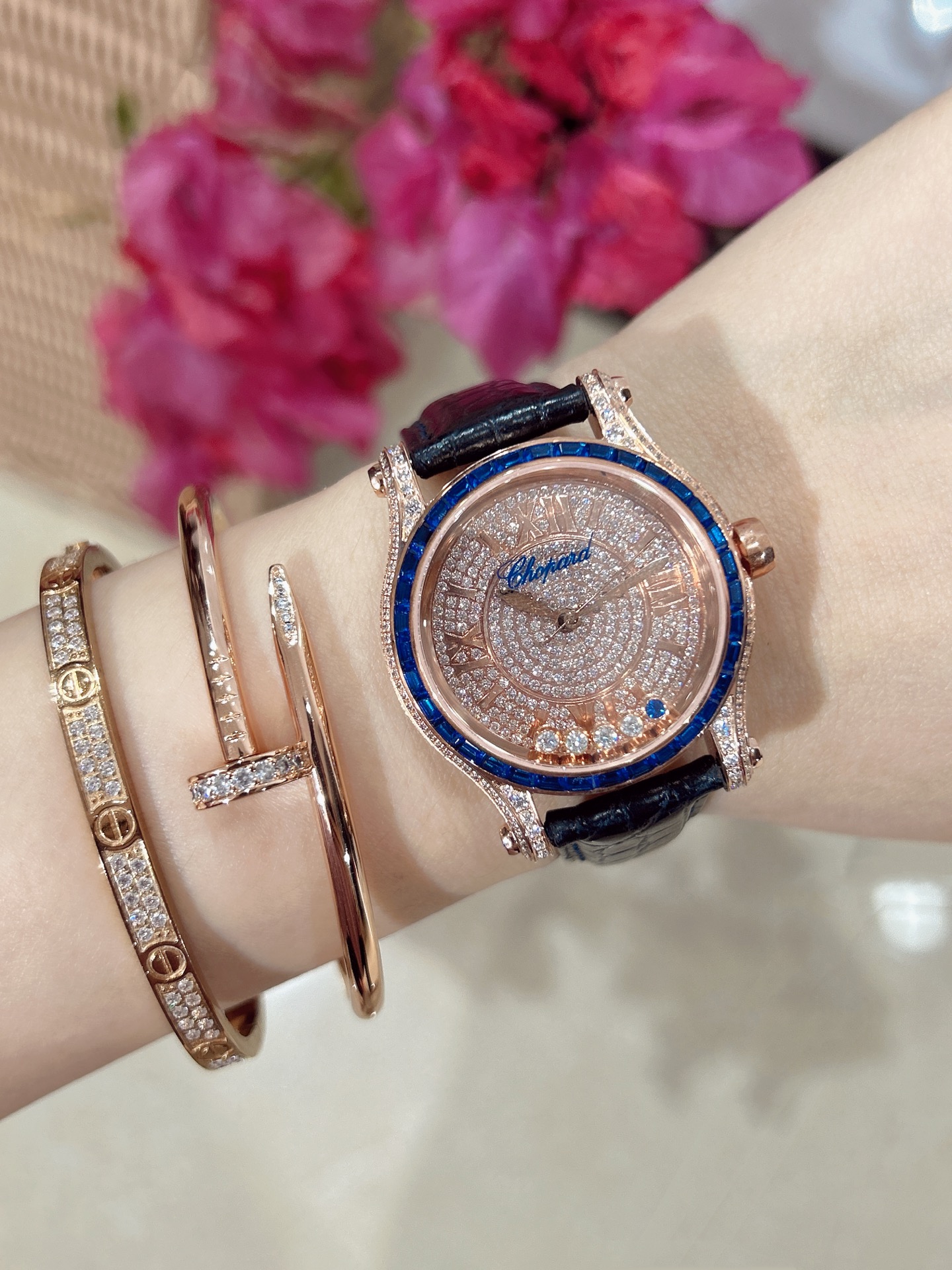 最新款满天星   原装搭配美洲鳄鱼表带 搭配原庄进口日本9015机芯 萧邦（HAPPY DIAMONDS）作为萧邦最畅销的系列一直以细腻的手法诠释萧邦标志性灵动钻石的概念，此系列作品柔美而时尚，都说男戴万国女戴萧邦 有金（进）有钻（赚）寓意也很好。表盘内的钻石滚珠可自由滑行转动，时来运转 财运滚滚，让每一位女性都以最迷人的造型惊艳世人。 这次给大家带来的萧邦快乐钻系列 这次给大家带来的萧邦快乐钻系列 是肖邦旗下最具代表性的腕表 最有特色的夹层玻璃的5颗钻石产生自旋 犹如舞蹈 在女表上可以说是福音 多了一款蓝气球除外的经典腕表之家 这款Happy Sport精钢腕表时尚而温婉 标志性的活动钻石欢快舞动、流光溢彩 造型流畅、极具动感的表壳 和富有现代感的银色表盘 完美体现萧邦对休闲风格的诠释 ❗️没有十足的把握绝对不会推荐给你们 真正的重磅好货。原材 原组装厂等多个方面紧密配合才能实现 ，一直以来我都想给大家最好的腕表。 这款周期动辄就得大半年 仅此一批
注:此表是日本进口9015，不是国产机芯