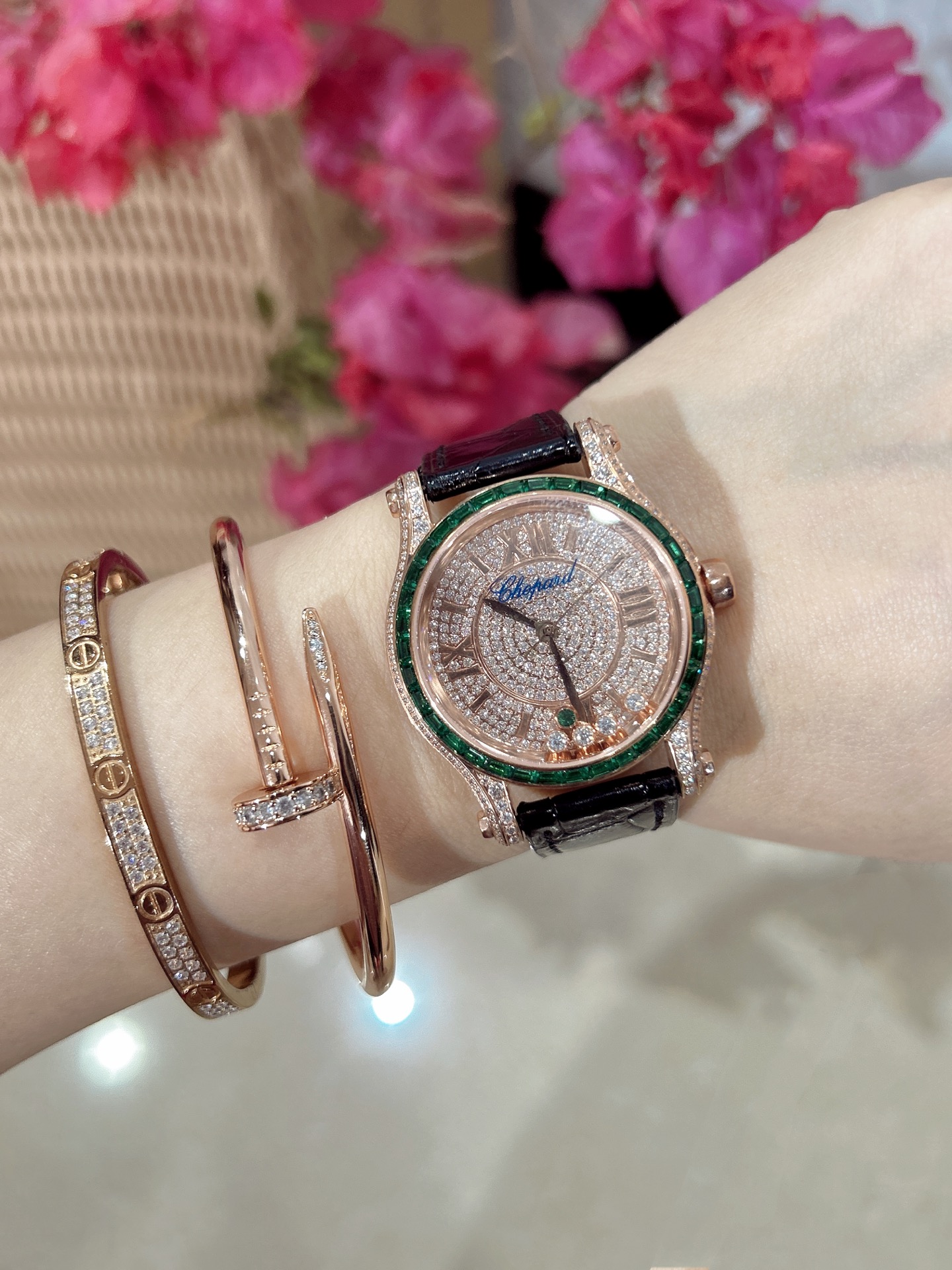 最新款满天星   原装搭配美洲鳄鱼表带 搭配原庄进口日本9015机芯 萧邦（HAPPY DIAMONDS）作为萧邦最畅销的系列一直以细腻的手法诠释萧邦标志性灵动钻石的概念，此系列作品柔美而时尚，都说男戴万国女戴萧邦 有金（进）有钻（赚）寓意也很好。表盘内的钻石滚珠可自由滑行转动，时来运转 财运滚滚，让每一位女性都以最迷人的造型惊艳世人。 这次给大家带来的萧邦快乐钻系列 这次给大家带来的萧邦快乐钻系列 是肖邦旗下最具代表性的腕表 最有特色的夹层玻璃的5颗钻石产生自旋 犹如舞蹈 在女表上可以说是福音 多了一款蓝气球除外的经典腕表之家 这款Happy Sport精钢腕表时尚而温婉 标志性的活动钻石欢快舞动、流光溢彩 造型流畅、极具动感的表壳 和富有现代感的银色表盘 完美体现萧邦对休闲风格的诠释 ❗️没有十足的把握绝对不会推荐给你们 真正的重磅好货。原材 原组装厂等多个方面紧密配合才能实现 ，一直以来我都想给大家最好的腕表。 这款周期动辄就得大半年 仅此一批
注:此表是日本进口9015，不是国产机芯