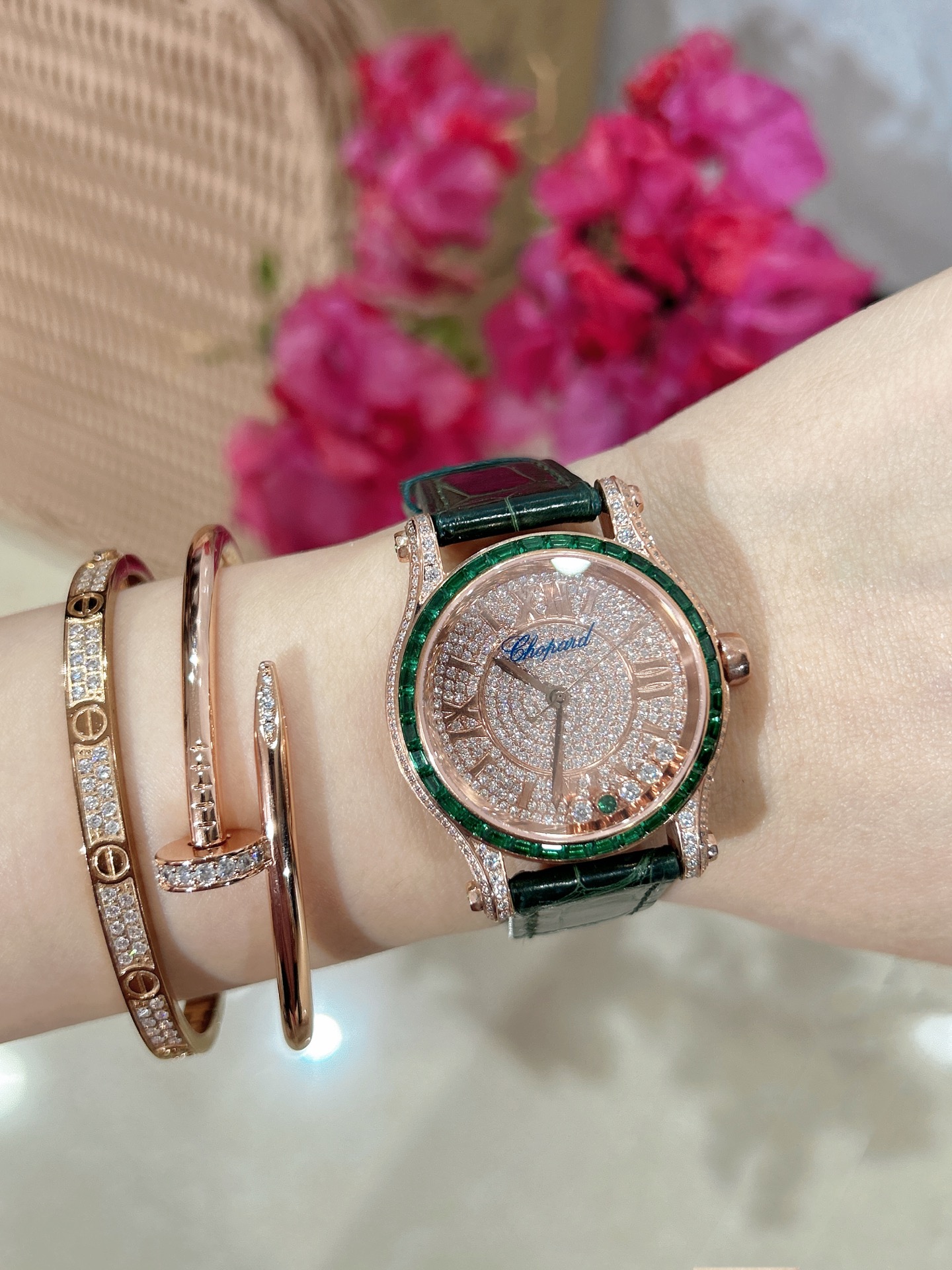 最新款满天星   原装搭配美洲鳄鱼表带 搭配原庄进口日本9015机芯 萧邦（HAPPY DIAMONDS）作为萧邦最畅销的系列一直以细腻的手法诠释萧邦标志性灵动钻石的概念，此系列作品柔美而时尚，都说男戴万国女戴萧邦 有金（进）有钻（赚）寓意也很好。表盘内的钻石滚珠可自由滑行转动，时来运转 财运滚滚，让每一位女性都以最迷人的造型惊艳世人。 这次给大家带来的萧邦快乐钻系列 这次给大家带来的萧邦快乐钻系列 是肖邦旗下最具代表性的腕表 最有特色的夹层玻璃的5颗钻石产生自旋 犹如舞蹈 在女表上可以说是福音 多了一款蓝气球除外的经典腕表之家 这款Happy Sport精钢腕表时尚而温婉 标志性的活动钻石欢快舞动、流光溢彩 造型流畅、极具动感的表壳 和富有现代感的银色表盘 完美体现萧邦对休闲风格的诠释 ❗️没有十足的把握绝对不会推荐给你们 真正的重磅好货。原材 原组装厂等多个方面紧密配合才能实现 ，一直以来我都想给大家最好的腕表。 这款周期动辄就得大半年 仅此一批
注:此表是日本进口9015，不是国产机芯