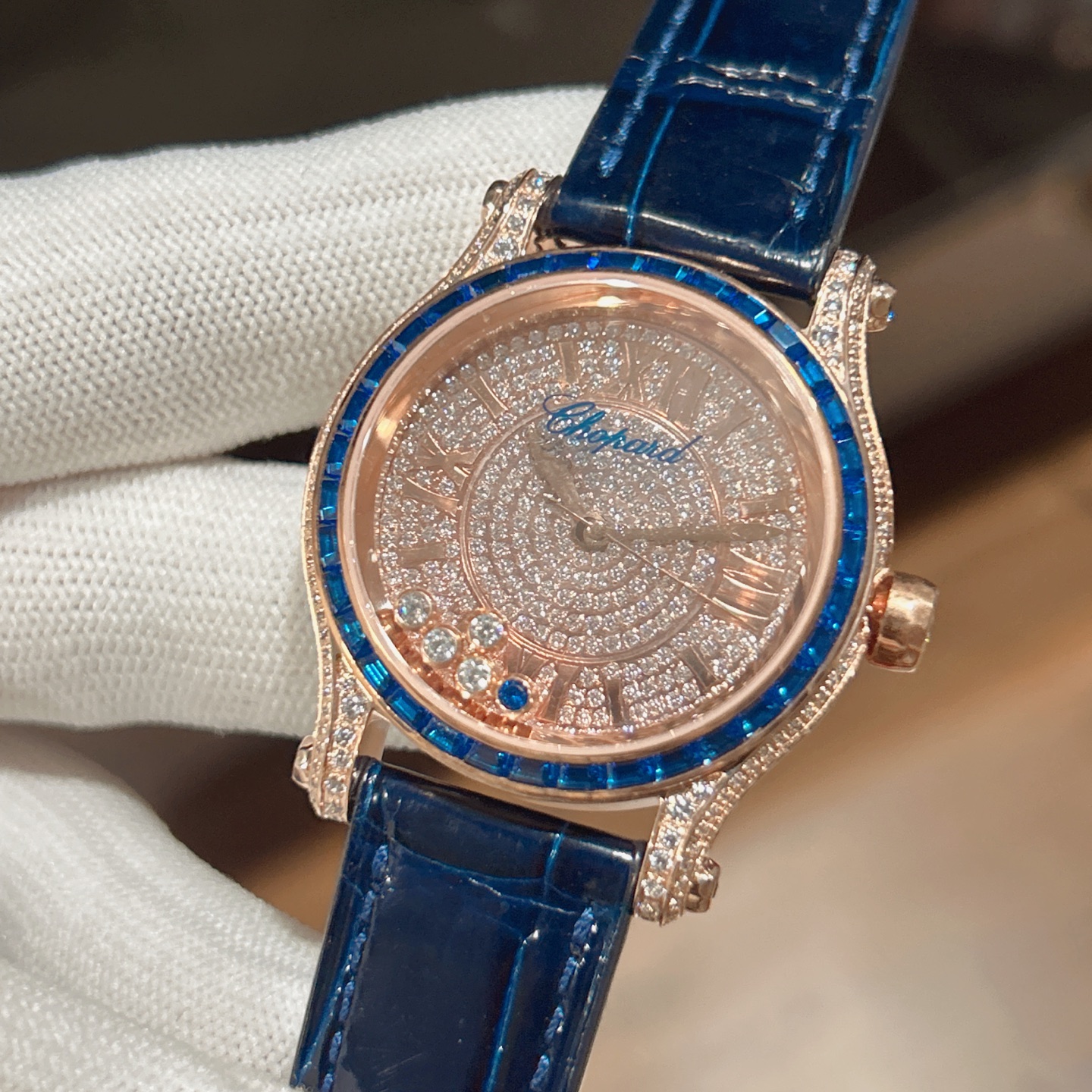 NO:586457,The latest Gypsophila original comes with an American crocodile strap and an imported Japanese movement. Chopard (HAPPY DIAMONDS), as Chopard's best-selling series, has always interpreted the concept of Chopard's iconic smart diamonds in a delicate way. This series of works is soft and fashionable. It is said that men wear Chopard from all over the world and women wear it. The meaning of gold (to enter) and diamonds (to make money) is also very good. The diamond balls in the dial can slide and rotate freely, and the time is running.  The wealth is rolling in, allowing every woman to amaze the world with the most charming look. The Chopard Happy Diamond series brought to you this time is the most representative watch of Chopard. The five diamonds in the most distinctive laminated glass spin like a dance, which can be said to be good news for women's watches. There is one more classic watch home except the blue balloon. This Happy Sport stainless steel watch is fashionable and gentle. The iconic moving diamonds dance happily and shine.  The smooth and dynamic case and the modern silver dial perfectly reflect Chopard's interpretation of casual style. I will never recommend it to you without full confidence. It is a real blockbuster product. It can only be realized by close cooperation between raw materials, original assembly plants and other aspects. I have always wanted to give you the best watch. This cycle often takes more than half a year. Only this batch. Note: This watch is imported from Japan, not a domestic movement, IWC, Chopard19860909最新款满天星原装搭配美洲鳄鱼表带 搭配原庄进口日本机芯 萧邦（HAPPY DIAMONDS）作为萧邦最畅销的系列一直以细腻的手法诠释萧邦标志性灵动钻石的概念,此系列作品柔美而时尚,都说男戴万国女戴萧邦 有金（进）有钻（赚）寓意也很好.表盘内的钻石滚珠可自由滑行转动,时来运转 财运滚滚,让每一位女性都以最迷人的造型惊艳世人. 这次给大家带来的萧邦快乐钻系列 这次给大家带来的萧邦快乐钻系列 是肖邦旗下最具代表性的腕表 最有特色的夹层玻璃的5颗钻石产生自旋 犹如舞蹈 在女表上可以说是福音 多了一款蓝气球除外的经典腕表之家 这款Happy Sport精钢腕表时尚而温婉 标志性的活动钻石欢快舞动、流光溢彩 造型流畅、极具动感的表壳 和富有现代感的银色表盘 完美体现萧邦对休闲风格的诠释 没有十足的把握绝对不会推荐给你们 真正的重磅好货.原材 原组装厂等多个方面紧密配合才能实现 ,一直以来我都想给大家最好的腕表. 这款周期动辄就得大半年 仅此一批 注:此表是日本进口,不是国产机芯,,iwc,chopard,Watch