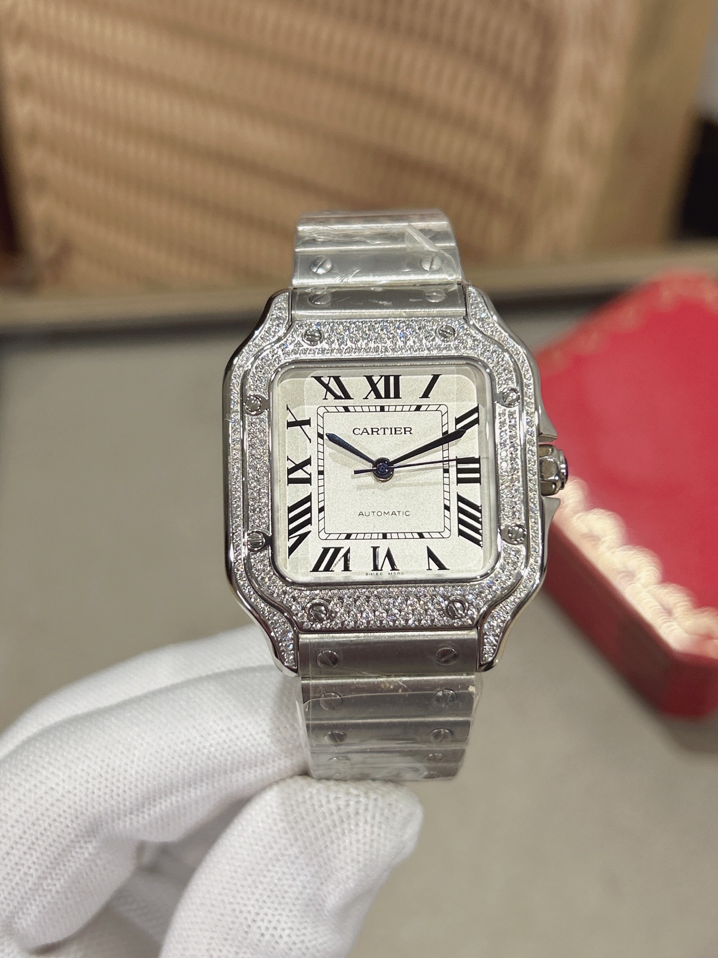 NO:602132,Real photos look better, are easier to change, and are better to wear!  Cartier's latest Santos WSSA medium model, QuickSwitch' interchangeable device, case width 35.1 mm, thickness 8.83 mm. Cartier Santos watch was launched a century ago and has endured for a long time. The new Santos bracelet has changed a lot. It uses Cartier's patented SmartLink' bracelet adjustment device and has a quick-detach strap function. The strap can be quickly detached without any tools. This is a super convenient highlight.  I will explain this point one by one in the video. The most troublesome thing about steel band watches is cutting off the bracelet. With the new Santos, you don’t have to worry about this problem at all. There is a quick-press button on the back of the bracelet. You can remove and install the bracelet with bare hands. No tools or help from others are needed. It saves worry and effort. This is also a highlight. Water ripples appear on the side of the sapphire glass. It uses a modified 1847mc automatic winding movement. There are several features that distinguish the market products: 1. The Roman font on the dial is clear and neat.  The logo font of other manufacturers is too thin and the color is light. 2. The watch strap has a 'QuickSwitch' replaceable device. It is the only way to restore the original product. 3. The color of the head is bluish. Other manufacturers in the market are black and the version is wrong. 4. Every screw of the watch strap is carefully polished and the flatness is consistent. There will be no problems such as excessive gaps in the strap. The movement uses 2892 modified original Cartier 1847 automatic hammer. It is a perfect replica from the inside to the outside. The key points of the genuine product are  The best thing about Cartier is its 'good looks'. The full-diamond models are available in platinum gold, rose gold, and those without diamonds add gold. The straps are available in many colors, including steel straps, black, red, dark gray, light gray, brown, malachite green, orange, stuart weitzman, cartier19860909实拍 更好看 、更好换、更好戴！ 卡地亚最新款山度士WSSA中号款,QuickSwitch”可替换装置表壳宽度35.1毫米,厚度8.83毫米.卡地亚Santos腕表早在一世纪前问世的腕表 至今经久不衰 新款山度士表链变化非常大 采用卡地亚专利SmartLink”表链调整装置 有了快速拆卸表带功能 可以不用任何工具快速拆卸表带 这个是超级方便的一个亮点 这点我会用视频一一讲解要说钢带表最麻烦一点就是截表链 新款山度士就完全不用担心这问题了 表链背面有快按按钮 可以徒手就把表链卸下来和装上去 不需要任何工具 也不用别人帮忙 省心省力 这个也是一大亮点 蓝宝石玻璃侧面呈现水波纹 采用改版的1847mc自动上链机芯 区别市场货有几大特征1表盘字面罗马字体清晰整齐 其他厂字面logo字体偏细 颜色偏淡 2表带QuickSwitch”可替换装置 独家做到还原正品 3把头颜色泛蓝光 市场其他厂偏黑色的都不对版4表带每一颗螺丝都是精心打磨 平整度一致 不会出现表带缝隙过大这些问题机芯采用2892改原版卡地亚1847自动锤 由里到外做到完美复刻正品重点说一下 卡地亚最厉害的地方就是“颜值高” ,满钻款有铂金色,玫瑰金色,不镶钻的增加金色,表带多色可选钢带,黑,红,深灰,浅灰,棕,孔雀绿,橙黄,,stuart weitzman,cartier,Watch