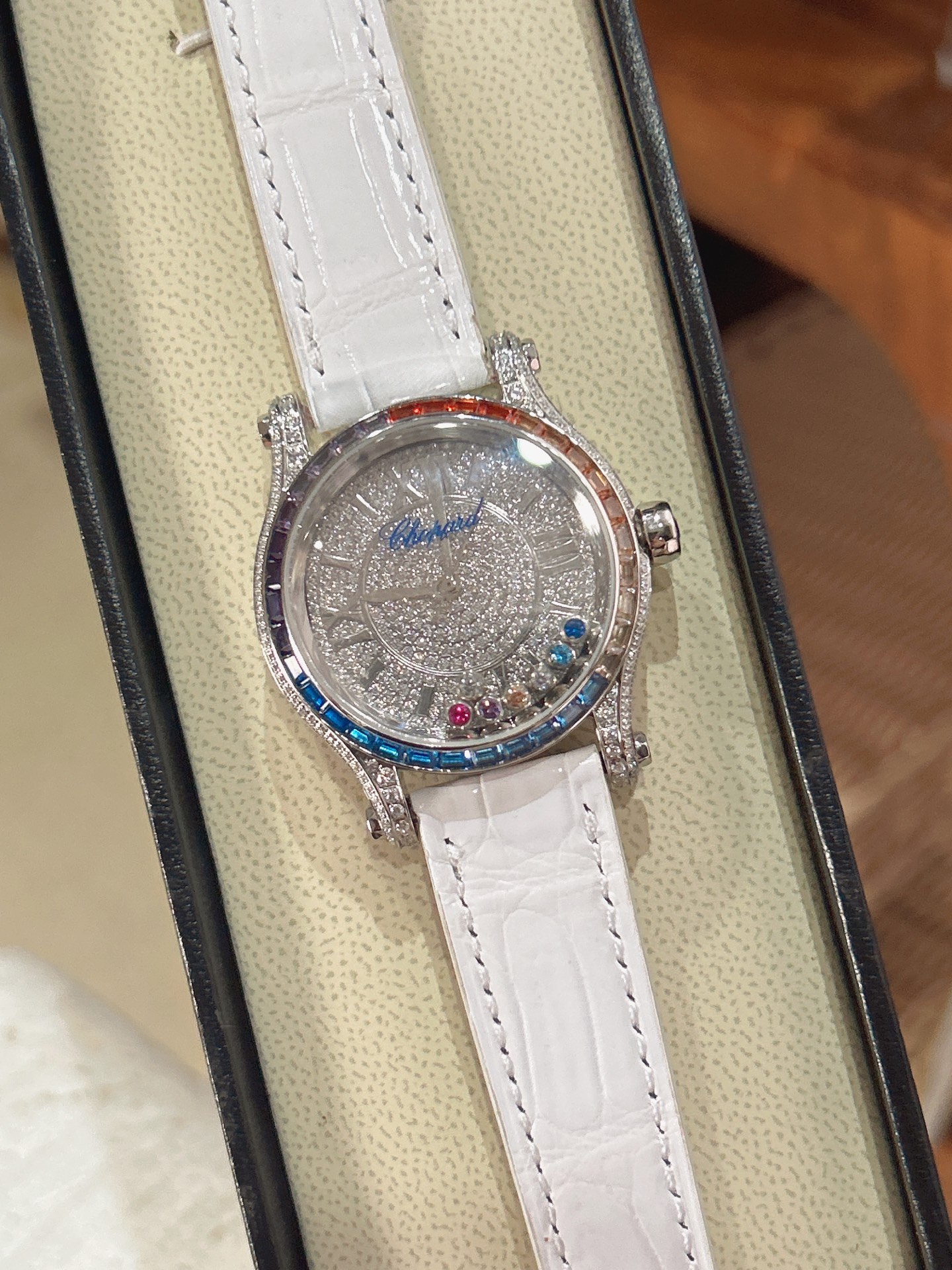 NO:662950,The latest rainbow ladder set with stars all over the original comes with an American crocodile strap and an imported Japanese movement. Chopard (HAPPY DIAMONDS), as Chopard's best-selling series, has always interpreted the concept of Chopard's iconic smart diamonds in a delicate way. This series of works is soft and fashionable. It is said that men wear it and women wear it. Chopard has a good meaning of gold (to advance) and diamonds (to make money). The diamond balls in the dial can slide and rotate freely, and the time is running.  The wealth is rolling in, allowing every woman to amaze the world with the most charming look. The Chopard Happy Diamond series brought to you this time is the most representative watch of Chopard. The five diamonds in the most distinctive laminated glass spin like a dance, which can be said to be good news for women's watches. There is one more classic watch home except the blue balloon. This Happy Sport stainless steel watch is fashionable and gentle. The iconic moving diamonds dance happily and shine.  The smooth and dynamic case and the modern silver dial perfectly reflect Chopard's interpretation of casual style. Note: This watch is imported from Japan, not a domestic movement,,iwc,chopard19860909最新款彩虹梯镶满天星原装搭配美洲鳄鱼表带 搭配原庄进口日本机芯 萧邦（HAPPY DIAMONDS）作为萧邦最畅销的系列一直以细腻的手法诠释萧邦标志性灵动钻石的概念,此系列作品柔美而时尚,都说男戴万国女戴萧邦 有金（进）有钻（赚）寓意也很好.表盘内的钻石滚珠可自由滑行转动,时来运转 财运滚滚,让每一位女性都以最迷人的造型惊艳世人. 这次给大家带来的萧邦快乐钻系列 这次给大家带来的萧邦快乐钻系列 是肖邦旗下最具代表性的腕表 最有特色的夹层玻璃的5颗钻石产生自旋 犹如舞蹈 在女表上可以说是福音 多了一款蓝气球除外的经典腕表之家 这款Happy Sport精钢腕表时尚而温婉 标志性的活动钻石欢快舞动、流光溢彩 造型流畅、极具动感的表壳 和富有现代感的银色表盘 完美体现萧邦对休闲风格的诠释 注:此表是日本进口,不是国产机芯,,iwc,chopard,Watch