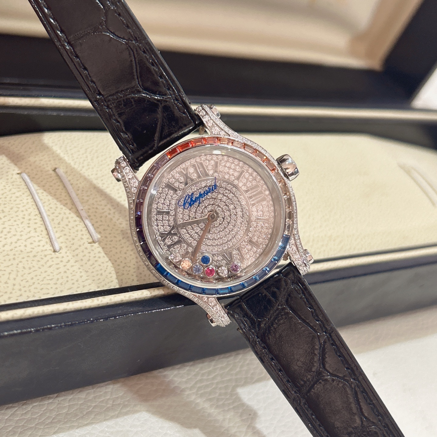 NO:662953,The latest Gypsophila original comes with an American crocodile strap and an imported Japanese movement. Chopard (HAPPY DIAMONDS), as Chopard's best-selling series, has always interpreted the concept of Chopard's iconic smart diamonds in a delicate way. This series of works is soft and fashionable. It is said that men wear Chopard from all over the world and women wear it. The meaning of gold (to enter) and diamonds (to make money) is also very good. The diamond balls in the dial can slide and rotate freely, and the time is running.  The wealth is rolling in, allowing every woman to amaze the world with the most charming look. The Chopard Happy Diamond series brought to you this time is the most representative watch of Chopard. The five diamonds in the most distinctive laminated glass spin like a dance, which can be said to be good news for women's watches. There is one more classic watch home except the blue balloon. This Happy Sport stainless steel watch is fashionable and gentle. The iconic moving diamonds dance happily and shine.  The smooth and dynamic case and the modern silver dial perfectly reflect Chopard's interpretation of casual style. I will never recommend it to you without full confidence. It is a real blockbuster product. It can only be realized by close cooperation between raw materials, original assembly plants and other aspects. I have always wanted to give you the best watch. This cycle often takes more than half a year. Only this batch. Note: This watch is imported from Japan, not a domestic movement, IWC, Chopard19860909最新款满天星原装搭配美洲鳄鱼表带 搭配原庄进口日本机芯 萧邦（HAPPY DIAMONDS）作为萧邦最畅销的系列一直以细腻的手法诠释萧邦标志性灵动钻石的概念,此系列作品柔美而时尚,都说男戴万国女戴萧邦 有金（进）有钻（赚）寓意也很好.表盘内的钻石滚珠可自由滑行转动,时来运转 财运滚滚,让每一位女性都以最迷人的造型惊艳世人. 这次给大家带来的萧邦快乐钻系列 这次给大家带来的萧邦快乐钻系列 是肖邦旗下最具代表性的腕表 最有特色的夹层玻璃的5颗钻石产生自旋 犹如舞蹈 在女表上可以说是福音 多了一款蓝气球除外的经典腕表之家 这款Happy Sport精钢腕表时尚而温婉 标志性的活动钻石欢快舞动、流光溢彩 造型流畅、极具动感的表壳 和富有现代感的银色表盘 完美体现萧邦对休闲风格的诠释 没有十足的把握绝对不会推荐给你们 真正的重磅好货.原材 原组装厂等多个方面紧密配合才能实现 ,一直以来我都想给大家最好的腕表. 这款周期动辄就得大半年 仅此一批 注:此表是日本进口,不是国产机芯,,iwc,chopard,Watch