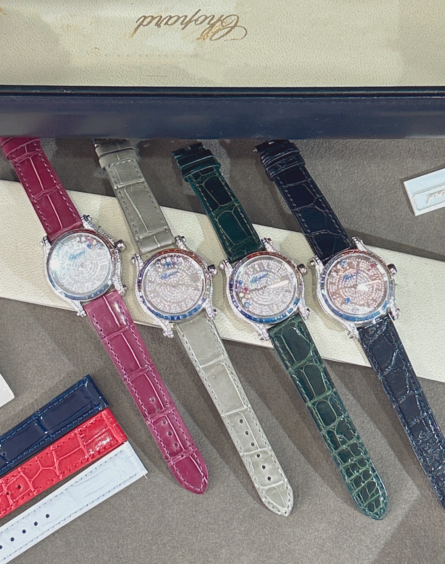 NO:662958,The latest rainbow ladder set with stars all over the original comes with an American crocodile strap and an imported Japanese movement. Chopard (HAPPY DIAMONDS), as Chopard's best-selling series, has always interpreted the concept of Chopard's iconic smart diamonds in a delicate way. This series of works is soft and fashionable. It is said that men wear it and women wear it. Chopard has a good meaning of gold (to advance) and diamonds (to make money). The diamond balls in the dial can slide and rotate freely, and the time is running.  The wealth is rolling in, allowing every woman to amaze the world with the most charming look. The Chopard Happy Diamond series brought to you this time is the most representative watch of Chopard. The five diamonds in the most distinctive laminated glass spin like a dance, which can be said to be good news for women's watches. There is one more classic watch home except the blue balloon. This Happy Sport stainless steel watch is fashionable and gentle. The iconic moving diamonds dance happily and shine.  The smooth and dynamic case and the modern silver dial perfectly reflect Chopard's interpretation of casual style. The straps are available in crocodile leather, black, red, purple, gray, white, blue and green, and cowhide in red, black, blue and white. Note: This watch is imported from Japan, not a domestic movement, iwc, chopard, cowhide19860909最新款彩虹梯镶满天星原装搭配美洲鳄鱼表带 搭配原庄进口日本机芯 萧邦（HAPPY DIAMONDS）作为萧邦最畅销的系列一直以细腻的手法诠释萧邦标志性灵动钻石的概念,此系列作品柔美而时尚,都说男戴万国女戴萧邦 有金（进）有钻（赚）寓意也很好.表盘内的钻石滚珠可自由滑行转动,时来运转 财运滚滚,让每一位女性都以最迷人的造型惊艳世人. 这次给大家带来的萧邦快乐钻系列 这次给大家带来的萧邦快乐钻系列 是肖邦旗下最具代表性的腕表 最有特色的夹层玻璃的5颗钻石产生自旋 犹如舞蹈 在女表上可以说是福音 多了一款蓝气球除外的经典腕表之家 这款Happy Sport精钢腕表时尚而温婉 标志性的活动钻石欢快舞动、流光溢彩 造型流畅、极具动感的表壳 和富有现代感的银色表盘 完美体现萧邦对休闲风格的诠释 表带鳄鱼皮黑红紫灰白蓝绿等多色可选,牛皮有红黑蓝白. 注:此表是日本进口,不是国产机芯,,iwc,chopard,cowhide,Watch