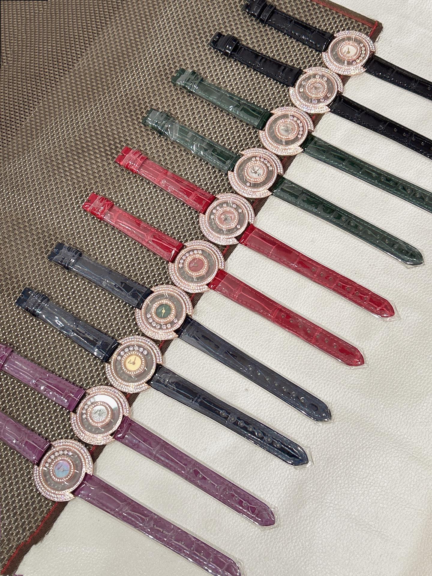 NO:689685,Chopard's latest luxury diamond-encrusted Xiao Tie Happy Diamond has gold and diamonds, which means progress and profit. The diamonds rotate freely, and the wealth is rolling in. The sense of white, rich and beautiful ladies!  The flying saucer shape 32mm is elegant and exquisite, reflected in the details. Various textures. Swiss quartz watch. Unspeakable variety of beauty [color] must-have [color]. There are imported crocodile skin black red purple blue green and cowhide version pink white red blue, ostrich pattern leather purple pink white, various dial colors can be freely matched, chopard, cowhide, crocodile skin19860909萧邦最新款奢华镶钻萧绑快乐钻有金有钻寓意有进有赚,钻石自由转动,财源滚滚来.白富美的名媛感！飞碟造型32mm优雅精致体现在细节各种质感瑞士石英表 说不出的各种美[色]女神必备[色] 有进口鳄鱼皮黑红紫蓝绿和牛皮版本粉白红蓝,驼鸟纹皮紫粉白,表面盘颜色多种可自由搭配,,chopard,cowhide,crocodile skin,Watch