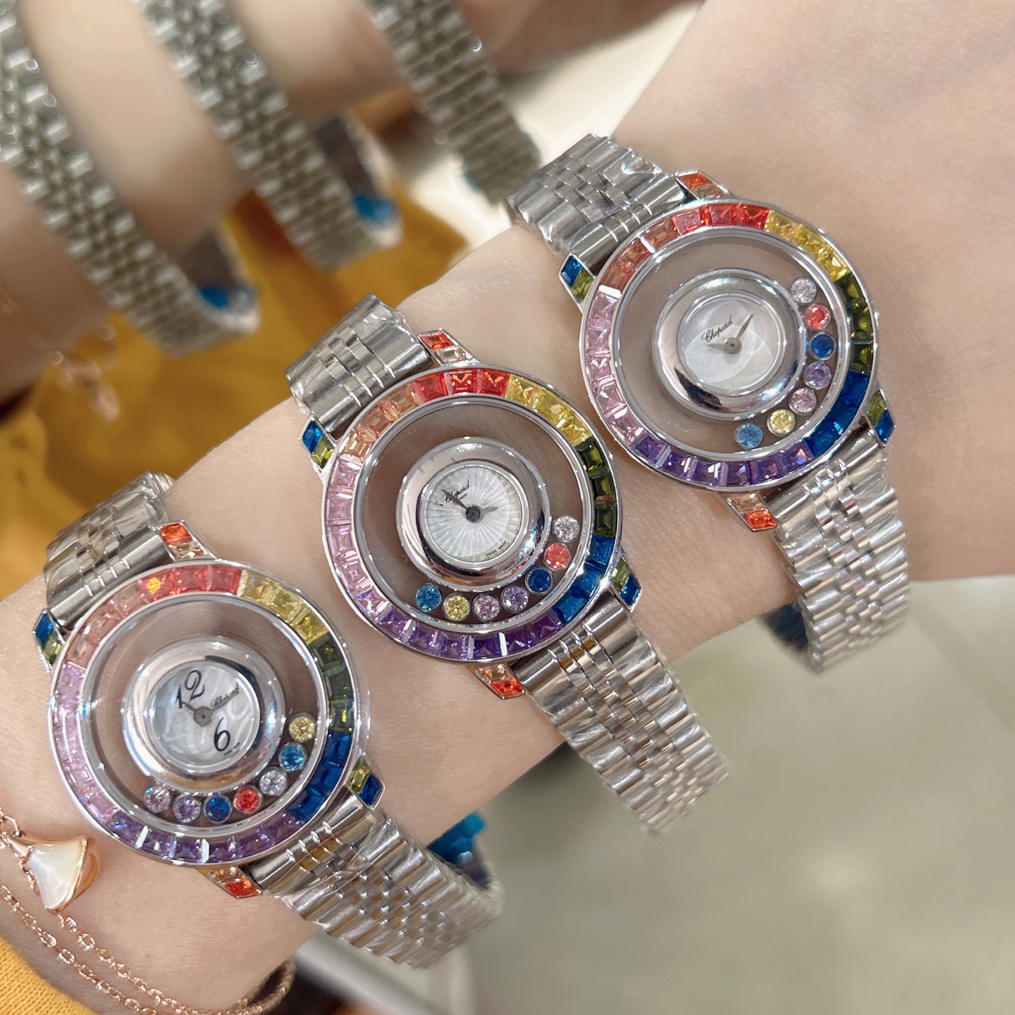 NO:689745,The highest version of rainbow step diamonds, Chopard-Choard happy diamonds, gold and diamonds mean progress and profit, HAY DIAMONDS series, sapphire glass mirror, original Swiss quartz movement, 7 happy diamonds in the mirror rotate freely, fortune will flow, money will flow. The size of the new model is adjustable, the case is available in platinum and rose gold, colored and solid colors, the dial surface and the cowhide strap are available in multiple colors. The moving diamonds dance around the dial.  The exquisitely crafted case plays with the concept of transparency. Chopard Chopard's iconic Hay diamond slides freely in the space formed by two pieces of sapphire crystal glass, fully demonstrating the feeling of freedom and joy. The seven smart diamonds are like floating in the air. The details are revealed^_^,,chopard,chopard,dior,cowhide19860909最高版本彩虹梯钻,萧邦-Choard 快乐钻,有金有钻寓意有进有赚, HAY DIAMONDS系列, 蓝宝石玻璃镜面 原厂瑞士石英机芯 镜面内7颗快乐钻自由转动 时来运转 财源滚滚 刚带款尺寸可调节,表壳有铂金和玫瑰金 彩色和纯色 表盘面及牛皮表带多色可选 活动钻石围绕表盘回旋起舞 制作精巧的表壳玩味透明概念 肖邦choard家标志性的Hay钻石在两片蓝宝石水晶玻璃 形成的空间内自由滑动 充分展现自由和欢快的感觉 七颗灵动钻石如悬空漂浮一般 细节见真知^_^,,chopard,chopard,dior,cowhide,Watch