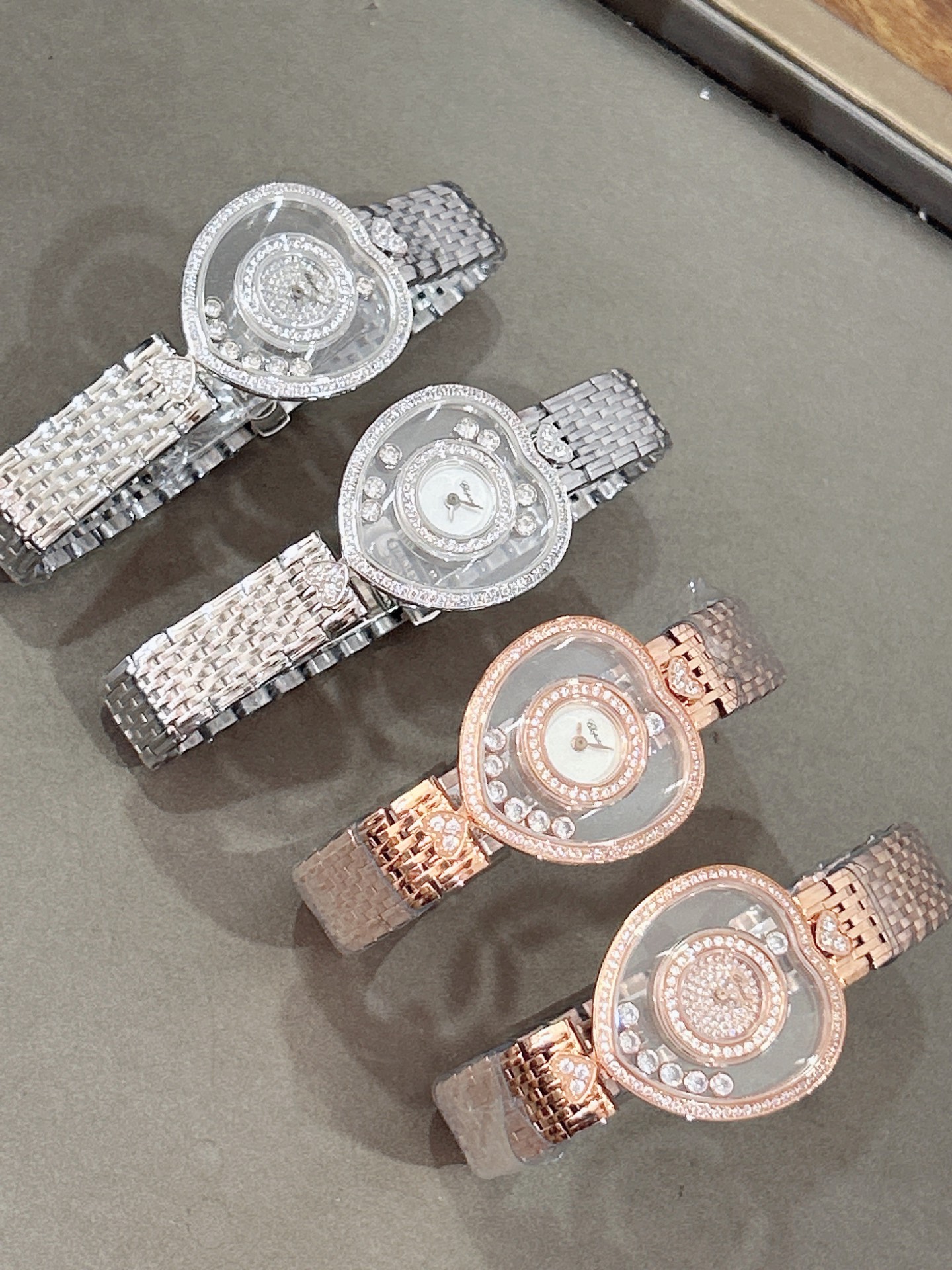 NO:821253,Chopard's classic Hay diamonds series, the new women's heart-shaped happy diamond watch] The case diameter is 26mm, and the case is available in platinum and rose gold. The dial and strap are available in multiple colors. The heart-shaped diamond ring dial is the only quality produced by Hong Kong Water. Original Swiss quartz movement. 7 happy diamonds rotate freely in the mirror. The moving diamonds swirl and dance around the dial. The exquisitely made case plays with the concept of transparency. Choard's iconic Hay diamond is in two pieces of sapphire crystal glass.  Free sliding within the formed space fully demonstrates the meaning of freedom and joy.,,chopard,chopard,dior19860909萧邦经典Hay diamonds系列,新款女款爱心心形快乐钻腕表】表径26mm 表壳有铂金和玫瑰金,表盘面和表带多色可选,心形钻圈表盘 港水出品唯一品质 原厂瑞士石英机芯 镜面内7颗快乐钻自由转动 活动钻石围绕表盘回旋起舞 制作精巧的表壳玩味透明概念 choard家标志性的Hay钻石在两片蓝宝石水晶玻璃 形成的空间内自由滑动 充分展现自由和欢快的意义.,,chopard,chopard,dior,Watch