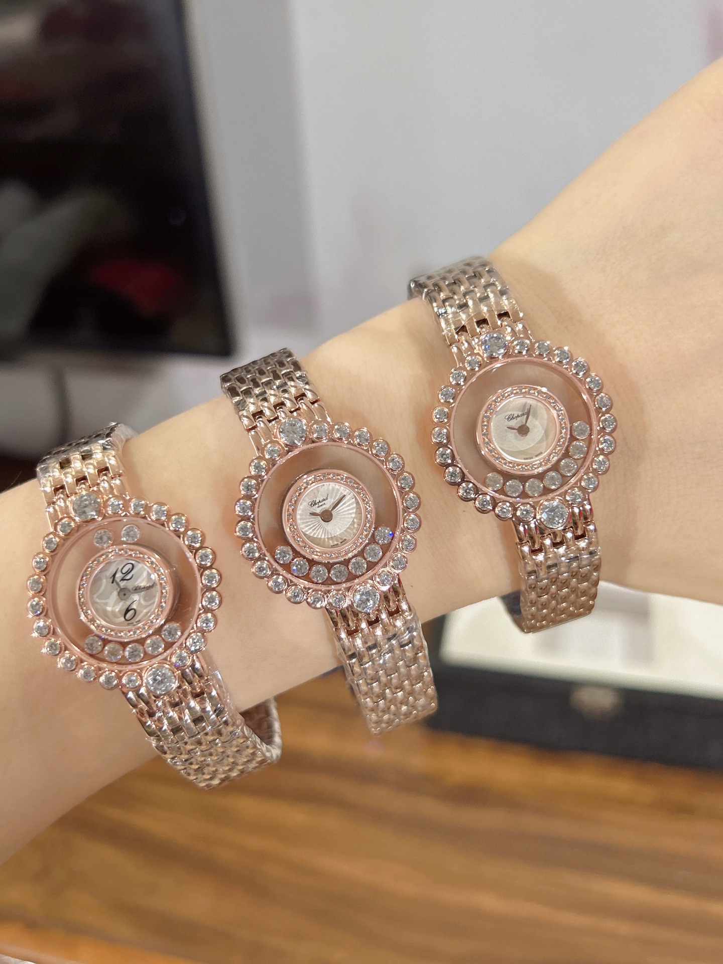 NO:858172,Choard (Chopard) Hay Sort Little Women Series [Color] [24 Packs of Stones] [Color] Double-layered seven-bead diamond ladies watch!  With modern and fashionable design style, it perfectly presents the avant-garde, generous and delicate characteristics of women. Swiss ETA quartz movement [leisurely] sapphire glass 316L stainless steel!  Diameter is about 28mm.,,chopard,chopard19860909choard（萧邦）hay sort 小女人系列[色]〖24包石〗[色]双层七珠镶钻女士腕表！以现代时尚的设计风格,完美呈现出女性的前卫大方秀气的特质瑞士ETA石英机芯[悠闲] 蓝宝石玻璃316L精钢！直径约28mm.,,chopard,chopard,Watch