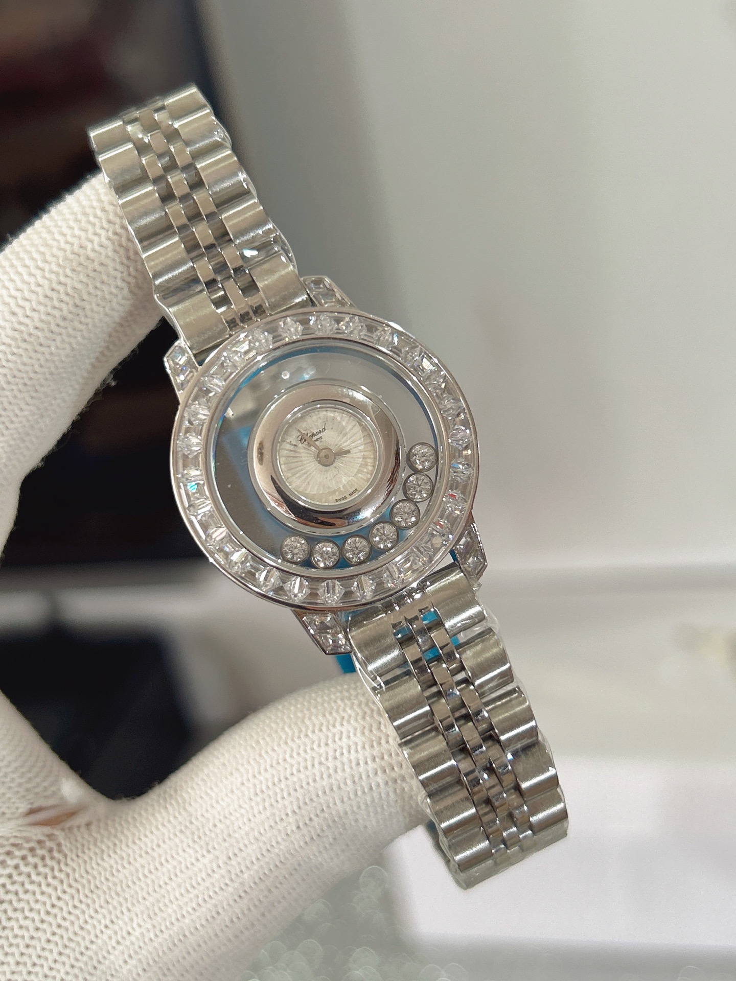 NO:858184,The highest version of step diamonds, Chopard-Choard happy diamonds, gold and diamonds mean progress and profit, HAY DIAMONDS series, sapphire glass mirror, original Swiss quartz movement, 7 happy diamonds in the mirror rotate freely, fortune will flow, money will flow, the size of the new model is adjustable, the case is available in platinum and rose gold, colored and solid colors, the dial surface and the cowhide strap are available in multiple colors, the moving diamonds dance around the dial  The exquisitely crafted case plays with the concept of transparency. Chopard Chopard's iconic Hay diamond slides freely in the space formed by two pieces of sapphire crystal glass, fully demonstrating the feeling of freedom and joy. The seven smart diamonds are like floating in the air. The details are revealed^_^,,chopard,chopard,dior,cowhide19860909最高版梯钻,萧邦-Choard 快乐钻,有金有钻寓意有进有赚, HAY DIAMONDS系列, 蓝宝石玻璃镜面 原厂瑞士石英机芯 镜面内7颗快乐钻自由转动 时来运转 财源滚滚 刚带款尺寸可调节,表壳有铂金和玫瑰金 彩色和纯色 表盘面及牛皮表带多色可选 活动钻石围绕表盘回旋起舞 制作精巧的表壳玩味透明概念 肖邦choard家标志性的Hay钻石在两片蓝宝石水晶玻璃 形成的空间内自由滑动 充分展现自由和欢快的感觉 七颗灵动钻石如悬空漂浮一般 细节见真知^_^,,chopard,chopard,dior,cowhide,Watch