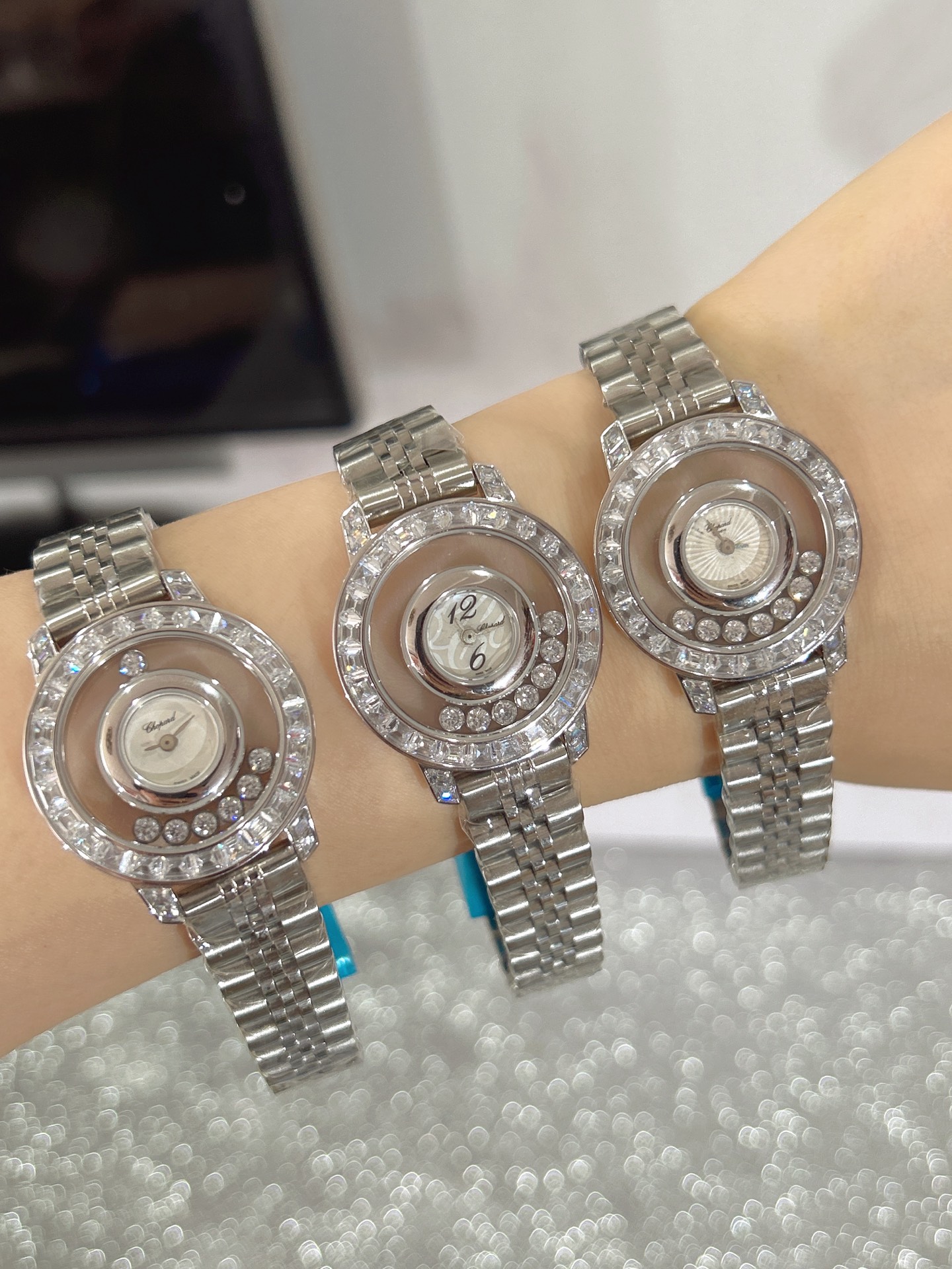 NO:858196,The highest version of rainbow step diamonds, Chopard-Choard happy diamonds, gold and diamonds mean progress and profit, HAY DIAMONDS series, sapphire glass mirror, original Swiss quartz movement, 7 happy diamonds in the mirror rotate freely, fortune will flow, money will flow. The size of the new model is adjustable, the case is available in platinum and rose gold, colored and solid colors, the dial surface and the cowhide strap are available in multiple colors. The moving diamonds dance around the dial.  The exquisitely crafted case plays with the concept of transparency. Chopard Chopard's iconic Hay diamond slides freely in the space formed by two pieces of sapphire crystal glass, fully demonstrating the feeling of freedom and joy. The seven smart diamonds are like floating in the air. The details are revealed^_^,,chopard,chopard,dior,cowhide19860909最高版本彩虹梯钻,萧邦-Choard 快乐钻,有金有钻寓意有进有赚, HAY DIAMONDS系列, 蓝宝石玻璃镜面 原厂瑞士石英机芯 镜面内7颗快乐钻自由转动 时来运转 财源滚滚 刚带款尺寸可调节,表壳有铂金和玫瑰金 彩色和纯色 表盘面及牛皮表带多色可选 活动钻石围绕表盘回旋起舞 制作精巧的表壳玩味透明概念 肖邦choard家标志性的Hay钻石在两片蓝宝石水晶玻璃 形成的空间内自由滑动 充分展现自由和欢快的感觉 七颗灵动钻石如悬空漂浮一般 细节见真知^_^,,chopard,chopard,dior,cowhide,Watch