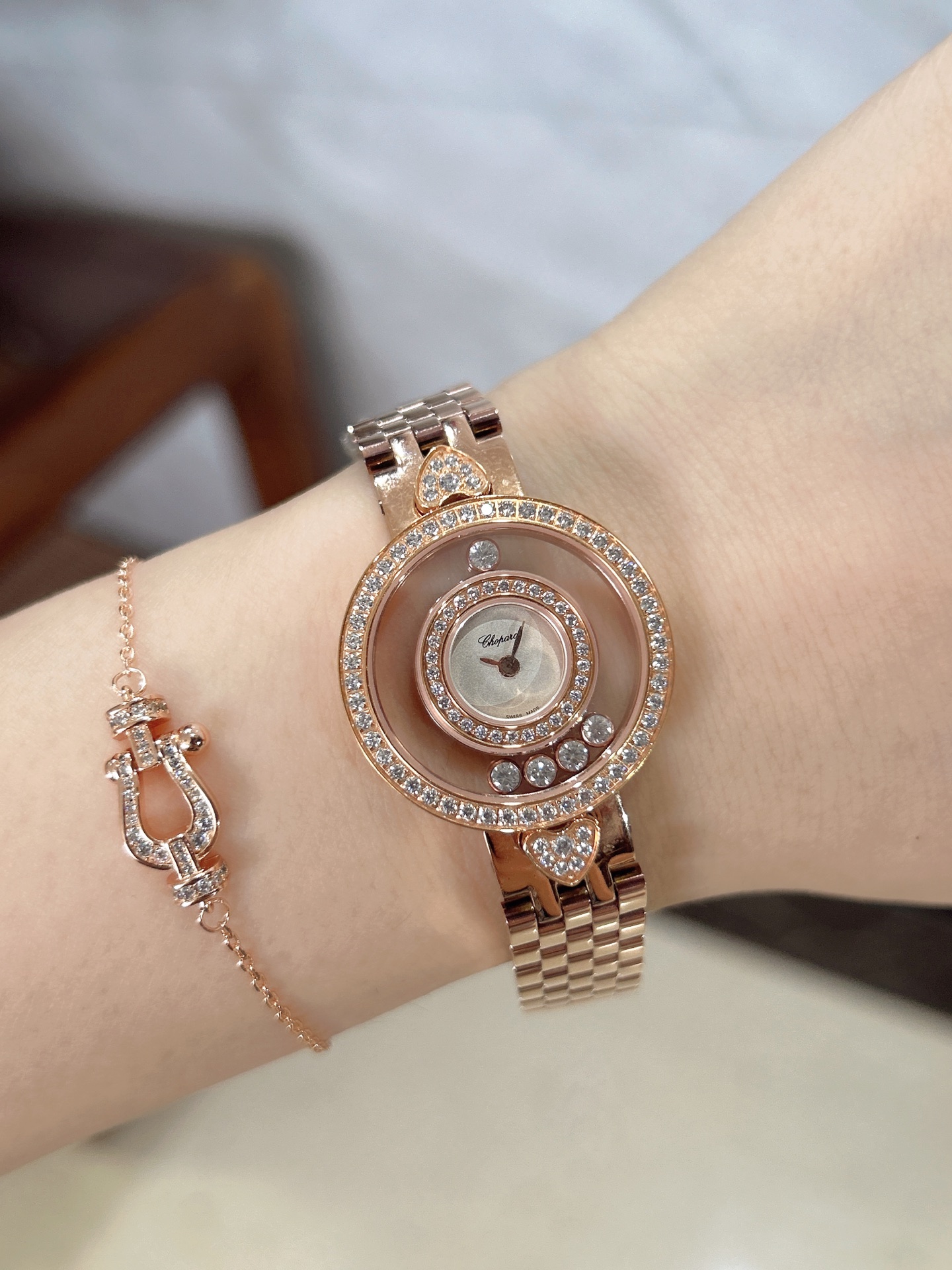 NO:858207,The popular [color][color] ear-shaped heart-shaped [applause] choard (Chopin) hay sort series that will make you so beautiful that you have no friends!  Double-layered five-bead diamond ladies watch!  In this way, the modern and fashionable design style perfectly presents the avant-garde, generous and delicate characteristics of women!  Swiss ETA quartz movement [leisurely] double-layer sapphire glass imported strap, size: 28mm.,,chopard19860909让你美到没朋友的爆款[色][色]耳位心形[鼓掌] choard（肖邦）hay sort 系列！双层五珠镶钻女士腕表！这样以现代时尚的设计风格,完美呈现出女性的前卫、大方、秀气的特质！瑞士ETA石英机芯[悠闲] 双层蓝宝石玻璃进口表带,尺寸:28mm.,,chopard,Watch