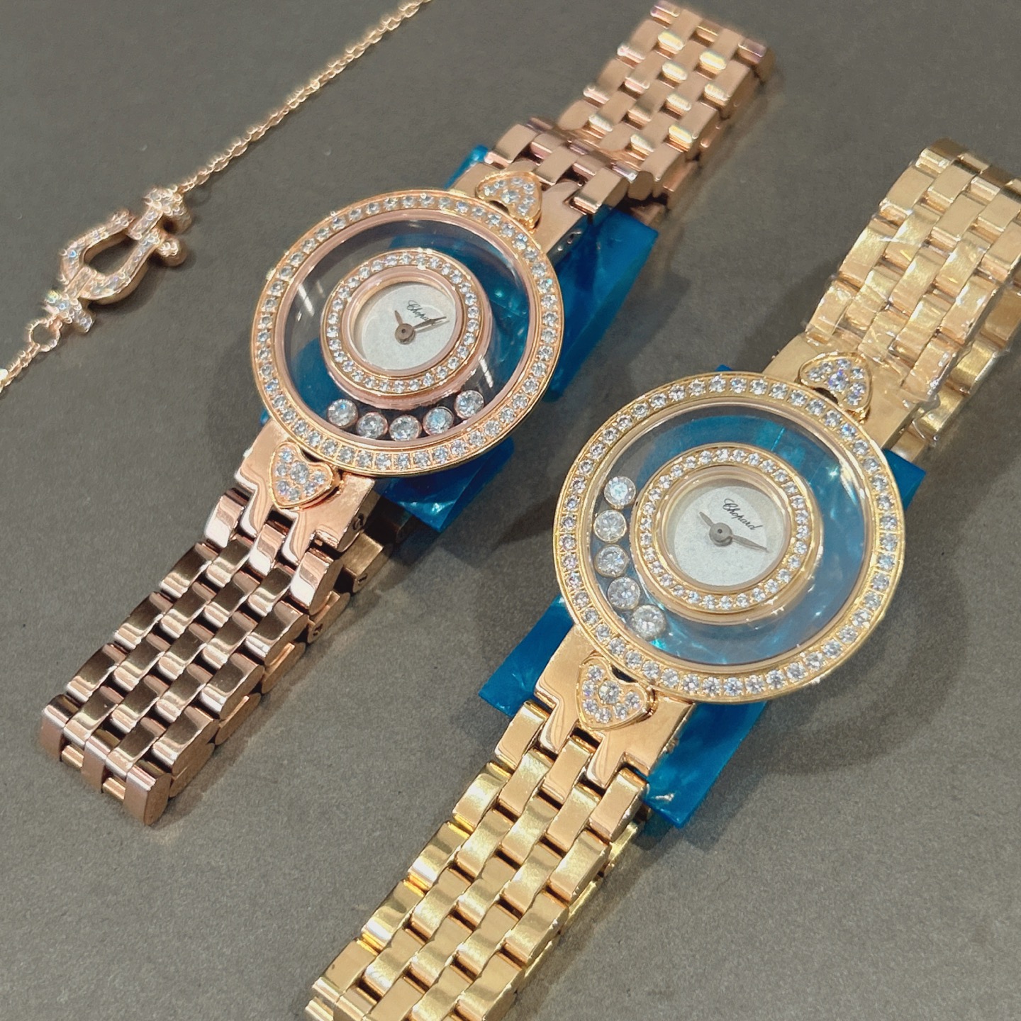 NO:858218,The popular [color][color] ear-shaped heart-shaped [applause] choard (Chopin) hay sort series that will make you so beautiful that you have no friends!  Double-layered five-bead diamond ladies watch!  In this way, the modern and fashionable design style perfectly presents the avant-garde, generous and delicate characteristics of women!  Swiss ETA quartz movement [leisurely] double-layer sapphire glass imported watch strap, size: 28mm. The length of the rigid strap can be adjusted, the cowhide leather strap and the silk strap surface are available in multiple colors.,,chopard,cowhide19860909让你美到没朋友的爆款[色][色]耳位心形[鼓掌] choard（肖邦）hay sort 系列！双层五珠镶钻女士腕表！这样以现代时尚的设计风格,完美呈现出女性的前卫、大方、秀气的特质！瑞士ETA石英机芯[悠闲] 双层蓝宝石玻璃进口表带,尺寸:28mm.刚带可调节长短,牛皮带娟丝带表面多色可选.,,chopard,cowhide,Watch