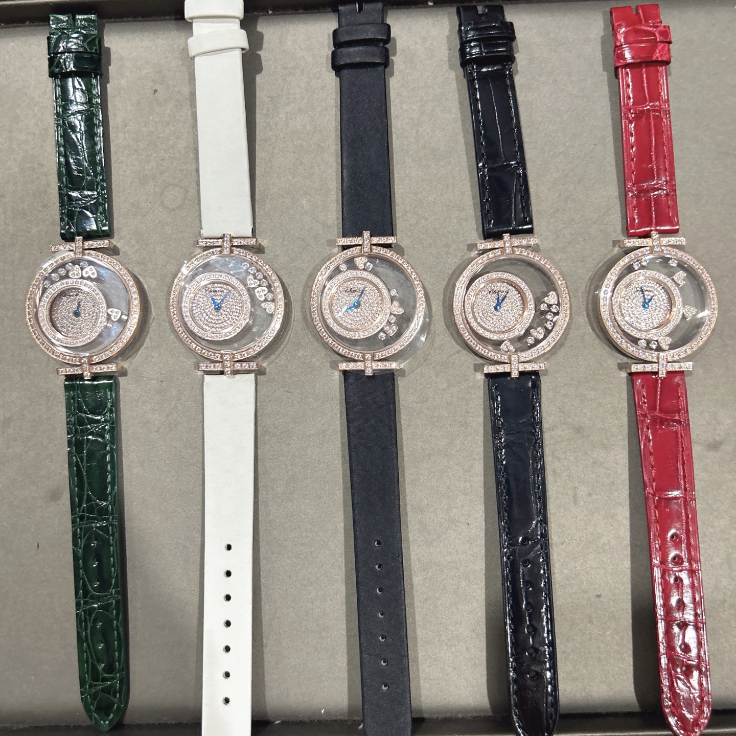 NO:859174,Chopard HAY DIAMONDS eccentric series Chopard's iconic women's watch series] 3.2mm, cowhide is available in black, white, red and blue, and crocodile leather is available in black, white, red, blue, pink, gray and burgundy. It is fashionable and feminine. It is equipped with a Swiss quartz movement inside. The dynamic case is matched with a leather strap. The dial with hollow decoration is very modern. It perfectly embodies Chopard's leisurely and comfortable attitude towards life. The five iconic smart diamonds dance happily and shine with the love diamond.  ……,,chopard,cowhide,crocodile skin19860909萧邦快乐钻HAY DIAMONDS偏心系列萧邦标志性的女士腕表系列】3.2mm,牛皮有黑白红蓝,鳄鱼皮有黑白红蓝粉灰酒红,时尚而柔美 内部搭载瑞士石英机芯 动感十足的表壳搭配皮革表带 带镂空装饰的表盘极具现代感 完美体现萧邦悠然自在的生活态度 五颗标志性灵动钻石随着爱心钻石欢快起舞、流光溢彩 ……,,chopard,cowhide,crocodile skin,Watch