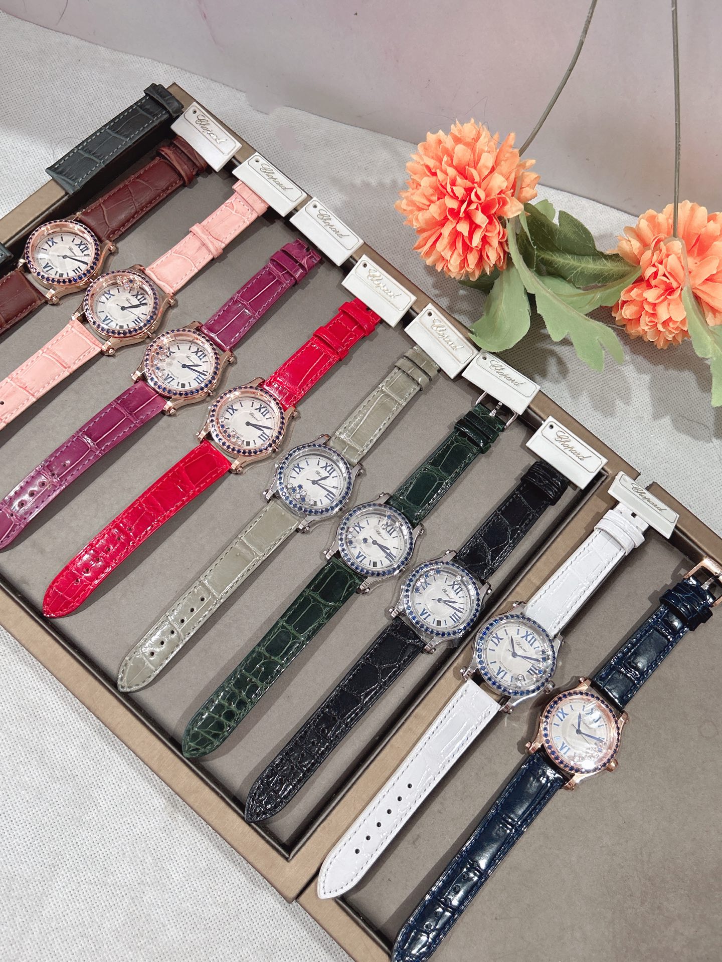 NO:944808,Original with American crocodile strap and imported mechanical movement. Crocodile straps are available in black, red, white, blue, pink, green, gray, purple, etc., and cowhide leather is available in black, red, blue, etc. Chopard (HAPPY DIAMONDS), as Chopard's best-selling series, has always interpreted the concept of Chopard's iconic smart diamonds in a delicate way. This series of works is soft and fashionable, and it is said that men can wear Chopard everywhere and women can wear it.  The meaning of gold (progress) and diamonds (earning) is also very good. The diamond balls in the dial can slide and rotate freely, bringing good luck and wealth, so that every woman can surprise the world with the most charming appearance. The Chopard Happy Diamond series brought to you this time is the most representative watch of Chopard. The most distinctive 7 pieces of laminated glass, this Happy Sport stainless steel watch is fashionable and gentle. The iconic moving diamonds dance happily and shine.  The smooth and dynamic case and the modern silver dial perfectly reflect Chopard’s interpretation of casual style,,iwc,chopard,cowhide,crocodile skin19860909原装搭配美洲鳄鱼表带 搭配原庄进口机械机芯 鳄鱼皮带有黑红白蓝粉绿灰紫等,牛皮有黑红蓝等,萧邦（HAPPY DIAMONDS）作为萧邦最畅销的系列一直以细腻的手法诠释萧邦标志性灵动钻石的概念,此系列作品柔美而时尚,都说男戴万国女戴萧邦 有金（进）有钻（赚）寓意也很好.表盘内的钻石滚珠可自由滑行转动,时来运转 财运滚滚,让每一位女性都以最迷人的造型惊艳世人. 这次给大家带来的萧邦快乐钻系列 是肖邦旗下最具代表性的腕表 最有特色的夹层玻璃的7颗,这款Happy Sport精钢腕表时尚而温婉 标志性的活动钻石欢快舞动、流光溢彩 造型流畅、极具动感的表壳 和富有现代感的银色表盘 完美体现萧邦对休闲风格的诠释,,iwc,chopard,cowhide,crocodile skin,Watch