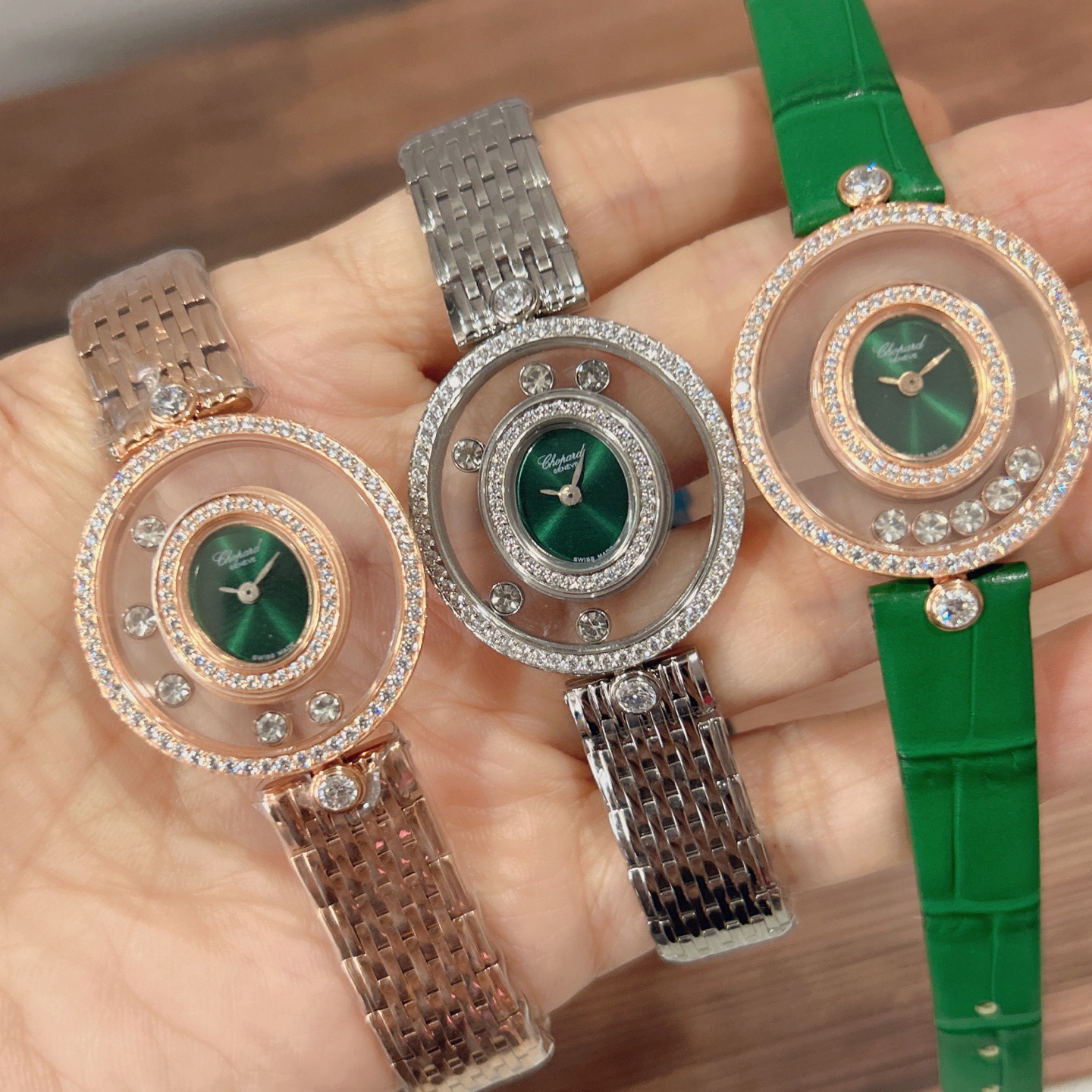 NO:944832,Chopard-Choard has added the latest green dial HAY DIAMONDS series, Happy Diamond Oval watch. Sapphire glass mirror. Original Swiss quartz movement. 7 Happy Diamonds rotate freely in the mirror. The movable diamonds dance around the dial. The exquisitely crafted case plays with the concept of transparency. Chopard Choard’s iconic Hay diamond slides freely in the space formed by two pieces of sapphire crystal glass, fully demonstrating the feeling of freedom and joy. The top and bottom of the case are each decorated with a circle of diamonds.  Leaf-shaped hands. The smaller concentric circles are made of mother-of-pearl and are in a perfect spherical shape. The two concentric rings are all hand-set with diamonds. The seven smart diamonds are like floating in the air. The details are revealed,,chopard,chopard,dior19860909萧邦-Choard 新增最新绿表盘 HAY DIAMONDS系列,快乐钻椭圆形腕表 蓝宝石玻璃镜面 原厂瑞士石英机芯 镜面内7颗快乐钻自由转动 活动钻石围绕表盘回旋起舞 制作精巧的表壳玩味透明概念 肖邦choard家标志性的Hay钻石在两片蓝宝石水晶玻璃 形成的空间内自由滑动 充分展现自由和欢快的感觉 表壳顶端与底端各缀有一圈钻石 树叶形指针 较小的同心圆为珍珠母贝质地 呈圆满的球型 两个同心圆环上皆全手工镶有钻石 七颗灵动钻石如悬空漂浮一般 细节见真知,,chopard,chopard,dior,Watch