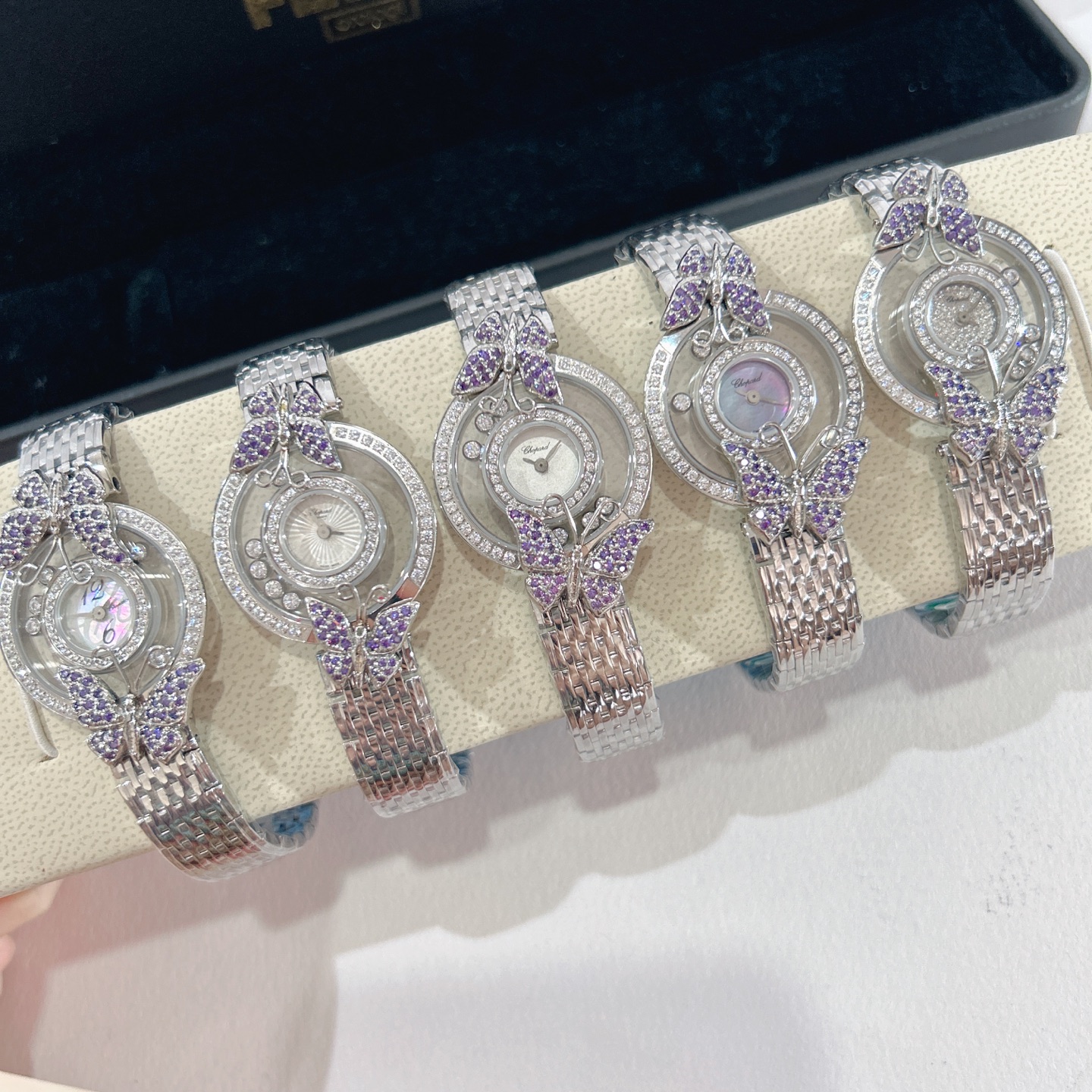 NO:946615,HAY DIAMONDS series, Chopard Happy Diamond Watch Chopard (HAY DIAMONDS), as Chopard's best-selling series, has always interpreted the concept of Chopard's iconic smart diamonds in a delicate way. This series of works is soft and fashionable. It is said that men wear it and women wear Chopard. The meaning of gold (to advance) and diamonds (to make money) is also very good. The diamond ball in the dial can slide and rotate freely, and the fortune will flow, so that every woman can stunning the world with the most charming appearance.  Sapphire glass mirror, surface strap available in multiple colors, original Swiss quartz movement, 5 happy diamonds rotating freely in the mirror, movable diamonds whirling and dancing around the dial, exquisitely crafted case for fun,,iwc,chopard19860909HAY DIAMONDS系列,萧邦快乐钻腕表萧邦（HAY DIAMONDS）作为萧邦最畅销的系列一直以细腻的手法诠释萧邦标志性灵动钻石的概念,此系列作品柔美而时尚,都说男戴万国女戴萧邦 有金（进）有钻（赚）寓意也很好.表盘内的钻石滚珠可自由滑行转动,时来运转 财运滚滚,让每一位女性都以最迷人的造型惊艳世人. 蓝宝石玻璃镜面 表面表带多色可选 原厂瑞士石英机芯 镜面内5颗快乐钻自由转动 活动钻石围绕表盘回旋起舞 制作精巧的表壳玩味,,iwc,chopard,Watch