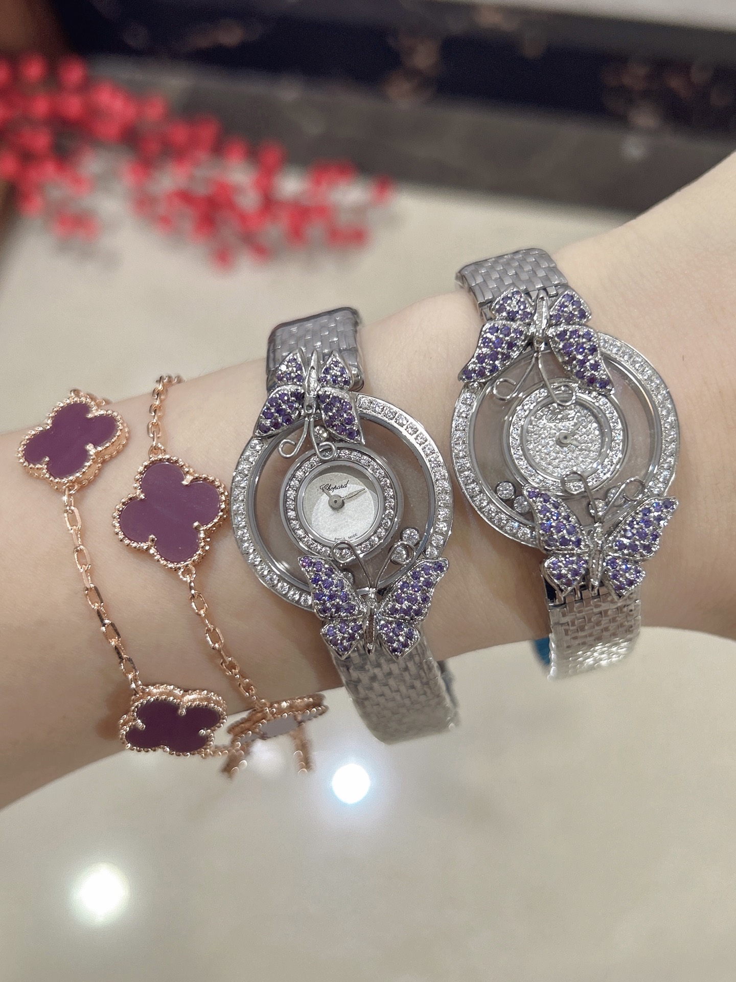 NO:946609,HAY DIAMONDS series, Chopard Happy Diamond Watch Chopard (HAY DIAMONDS), as Chopard's best-selling series, has always interpreted the concept of Chopard's iconic smart diamonds in a delicate way. This series of works is soft and fashionable. It is said that men wear it and women wear Chopard. The meaning of gold (to advance) and diamonds (to make money) is also very good. The diamond ball in the dial can slide and rotate freely, and the fortune will flow, so that every woman can stunning the world with the most charming appearance.  Sapphire glass mirror, surface strap available in multiple colors, original Swiss quartz movement, 7 happy diamonds rotating freely in the mirror, movable diamonds whirling and dancing around the dial, exquisitely crafted case for fun,,iwc,chopard19860909HAY DIAMONDS系列,萧邦快乐钻腕表萧邦（HAY DIAMONDS）作为萧邦最畅销的系列一直以细腻的手法诠释萧邦标志性灵动钻石的概念,此系列作品柔美而时尚,都说男戴万国女戴萧邦 有金（进）有钻（赚）寓意也很好.表盘内的钻石滚珠可自由滑行转动,时来运转 财运滚滚,让每一位女性都以最迷人的造型惊艳世人. 蓝宝石玻璃镜面 表面表带多色可选 原厂瑞士石英机芯 镜面内7颗快乐钻自由转动 活动钻石围绕表盘回旋起舞 制作精巧的表壳玩味,,iwc,chopard,Watch