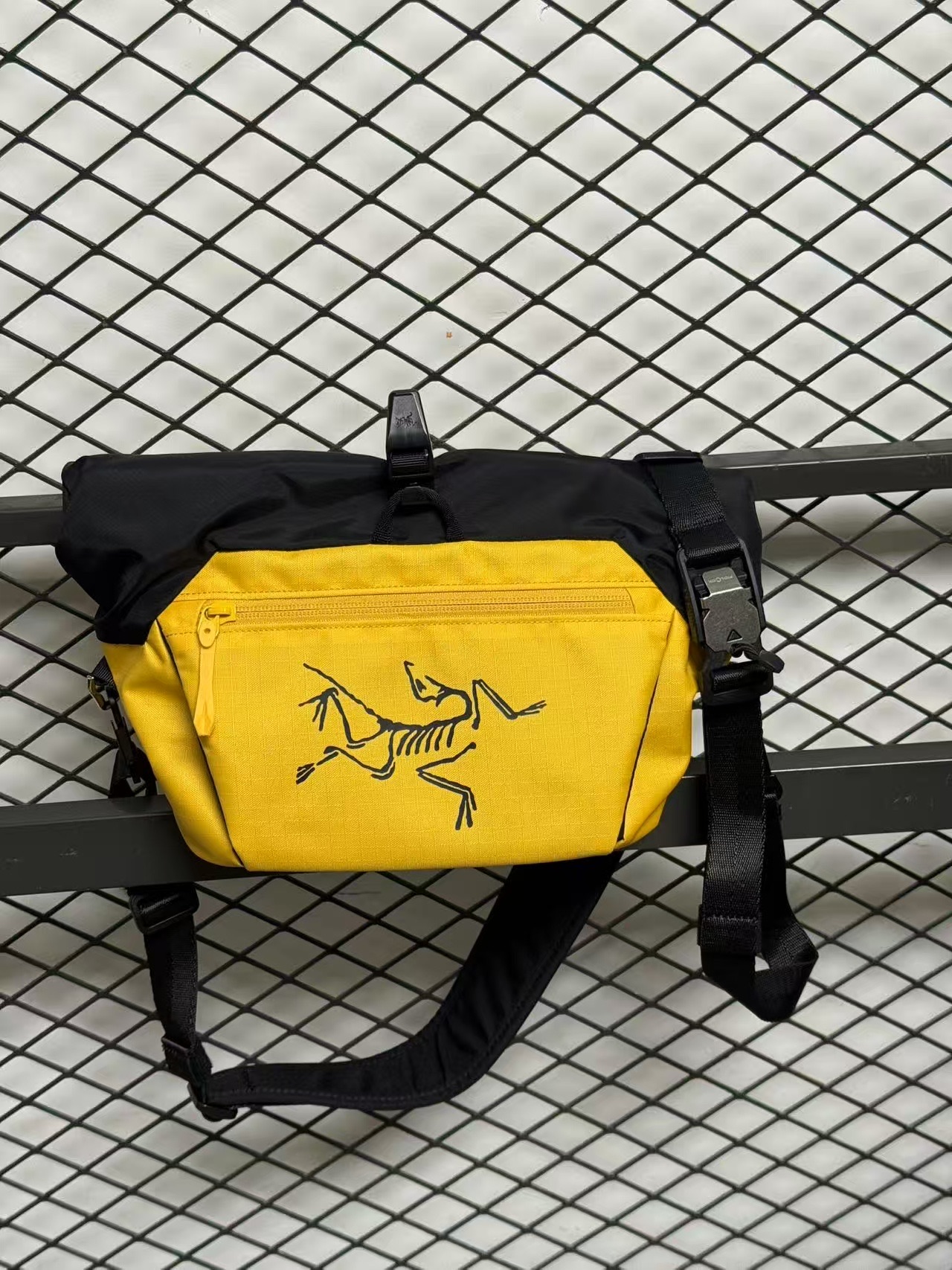 Arc'teryx Bolsa de Mano Deportiva y Casual de Nailon Estampado ICHALKBUCKET25 4 i1750471809649 9051 0 3