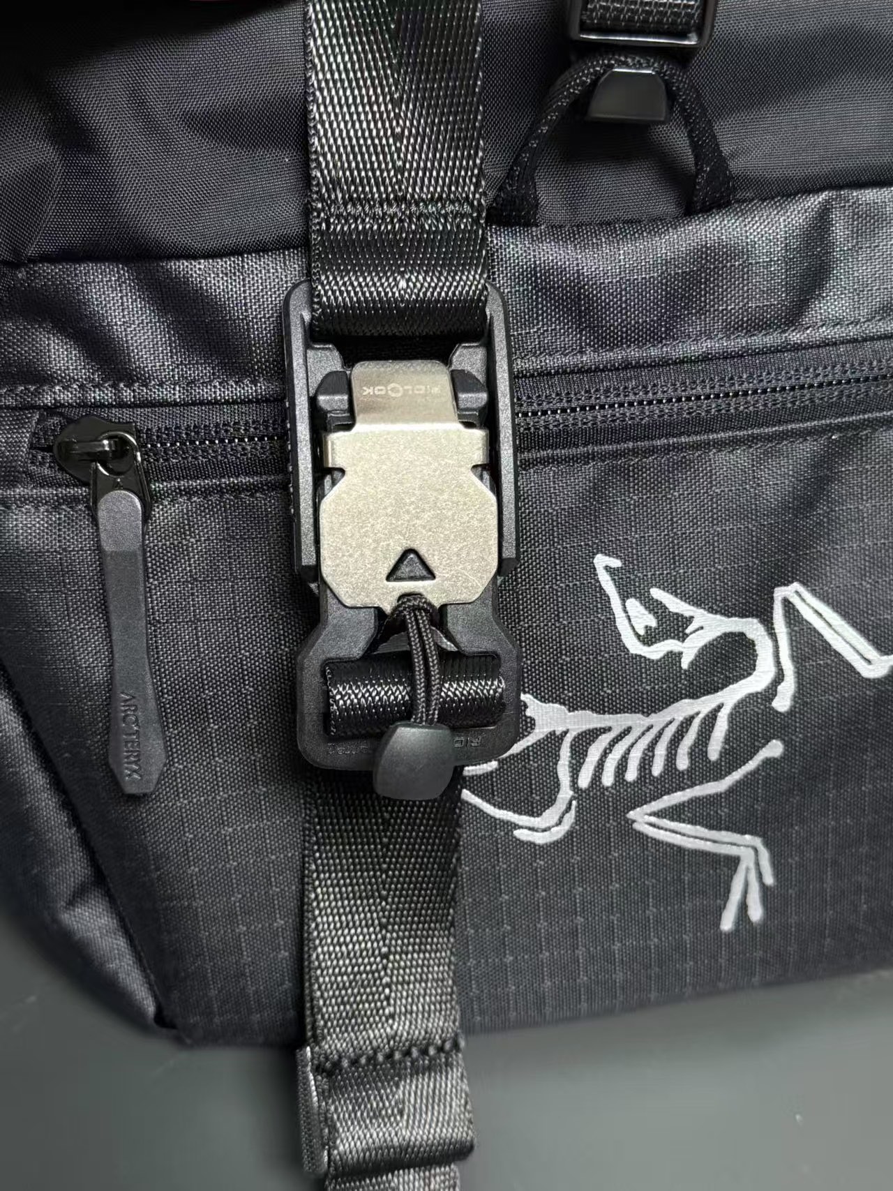 Arc'teryx Bolsa de Mano Deportiva y Casual de Nailon Estampado ICHALKBUCKET25 26 i1750471809912 5850 0 25