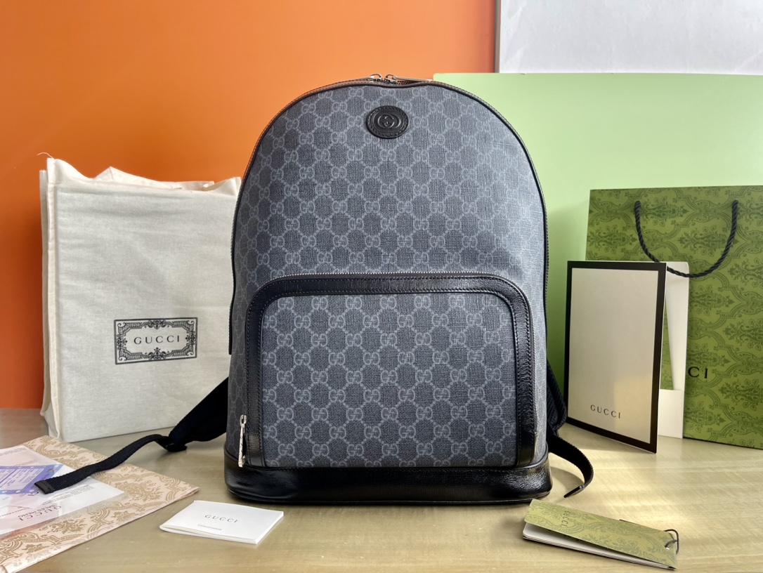 Officially on sale 704017 Size: 40/32/15 This backpack is made of elegant black GG Supreme material, echoing the timeless design of the "Gucci Ma
