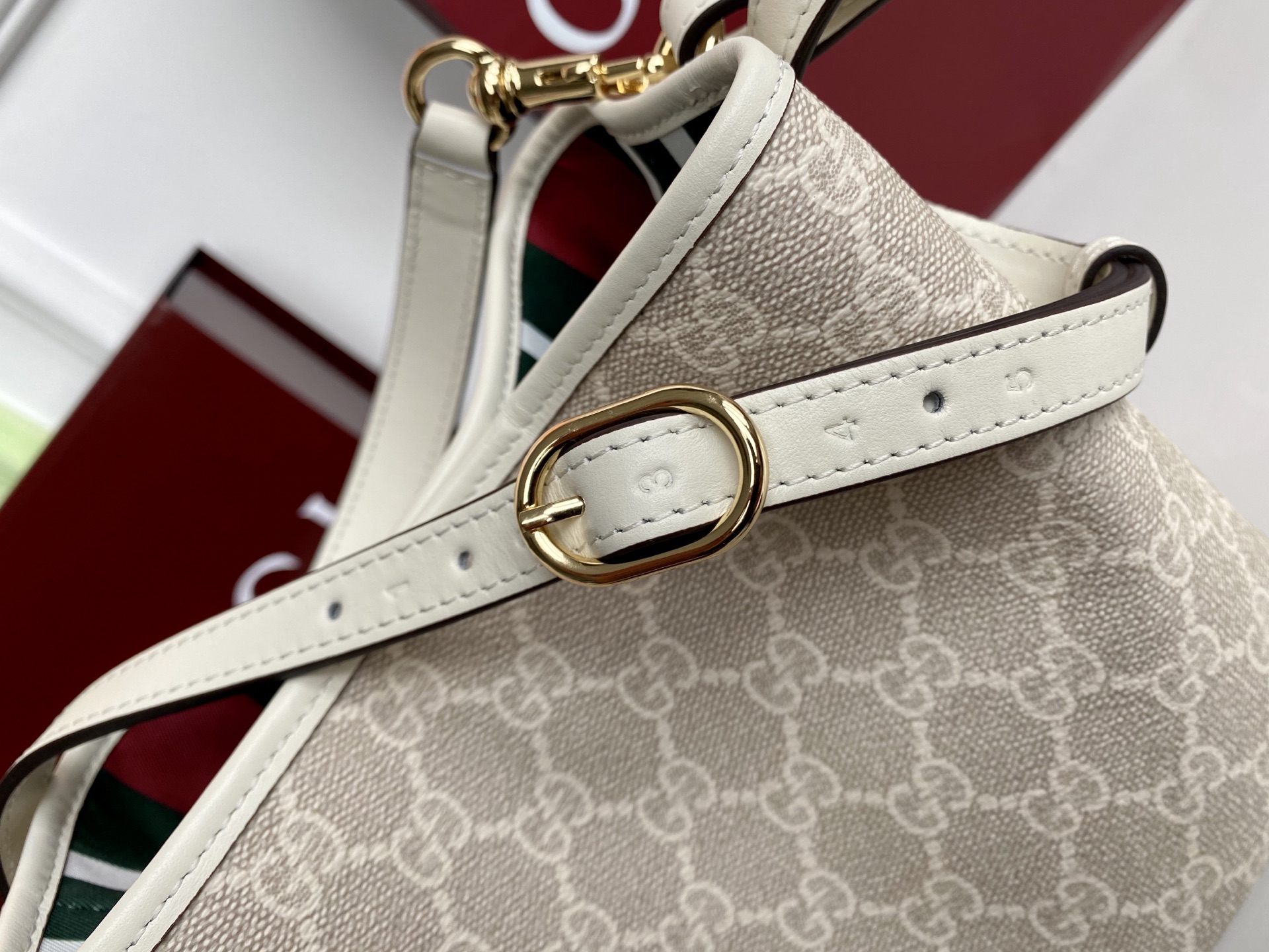Gucci Emblem Mini Bucket Bag Beige and White New Gucci Letter Pattern 10 i1748328530198 3732 0 8