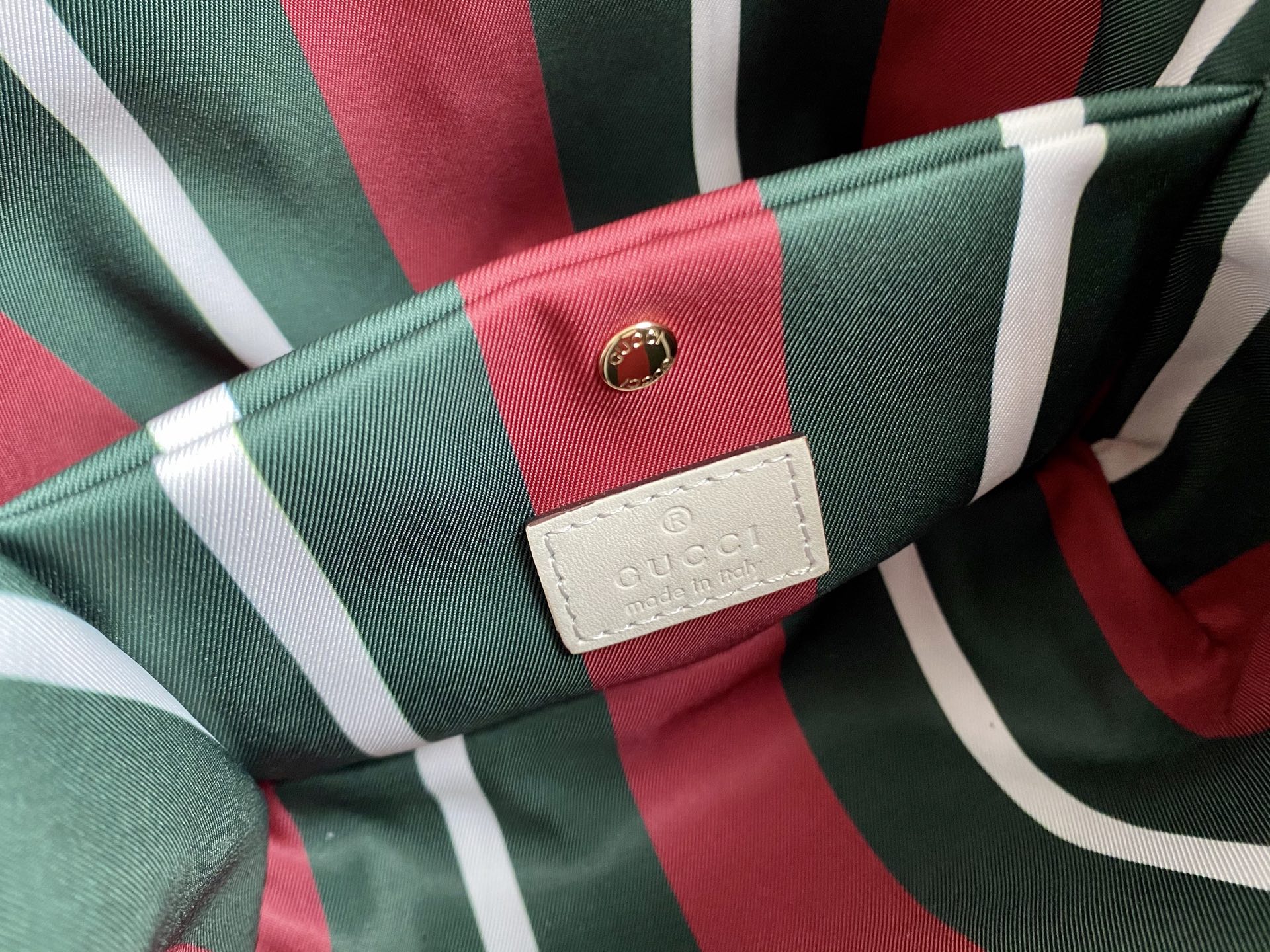 Gucci Emblem Mini Bucket Bag Beige and White New Gucci Letter Pattern 8 i1748328532464 2393 0 6