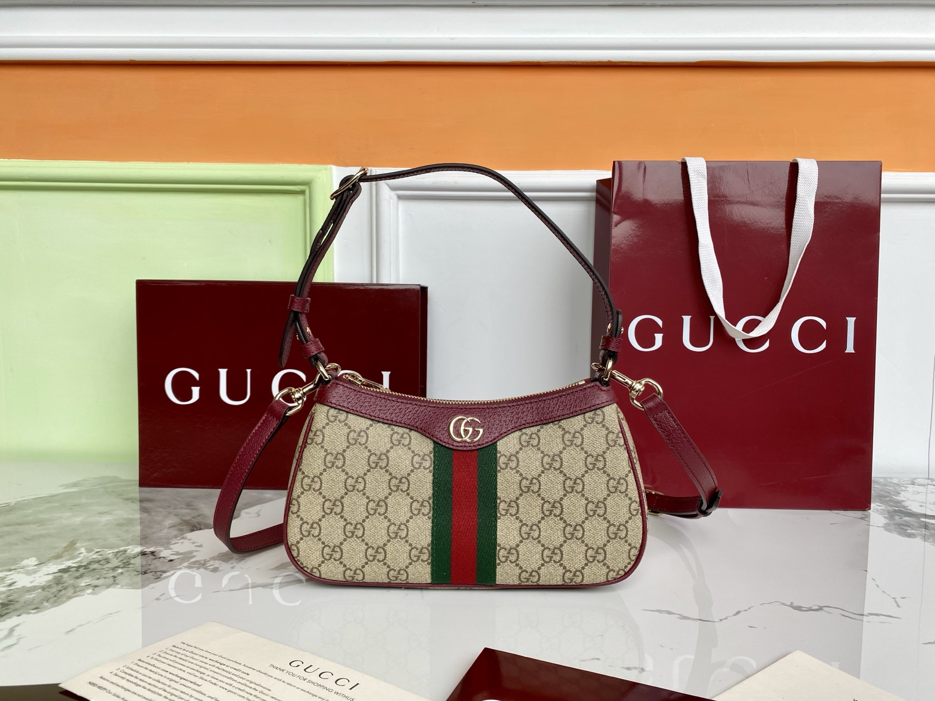 Sac Porté Épaule Gucci avec Bandoulière, Motifs GG et Détails Bordeaux