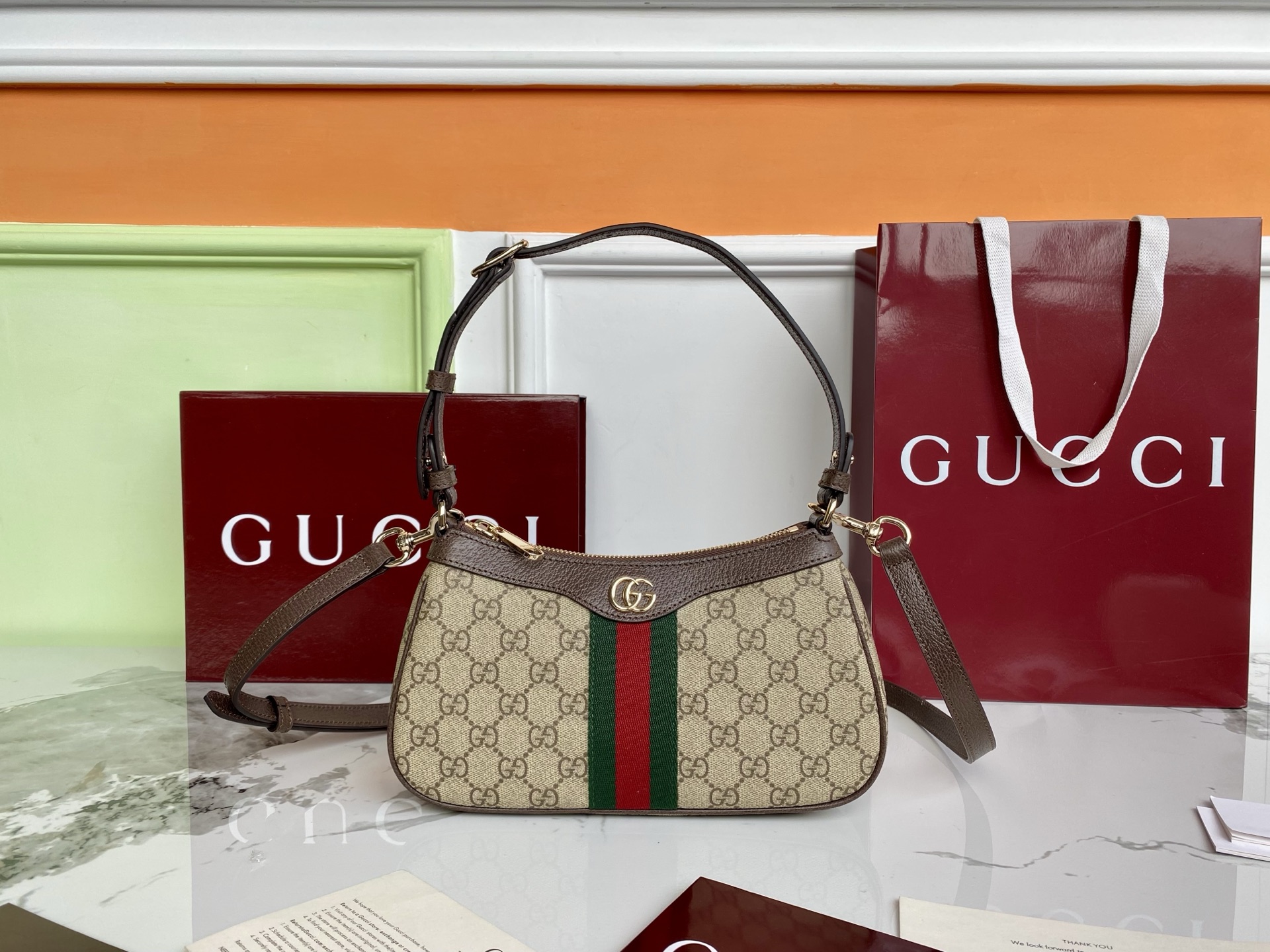 Bolso de Hombro Gucci Ophidia Pequeño con Bandolera Ajustable y Diseño Clásico