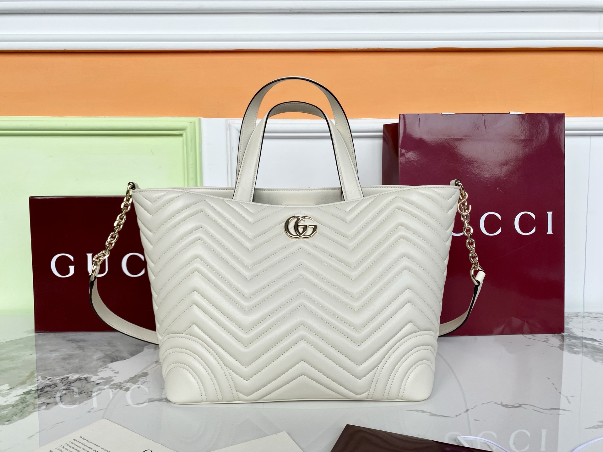 Gucci GG Marmont Sac Fourre-Tout en Cuir Matelassé Blanc, Bandoulière Chaîne