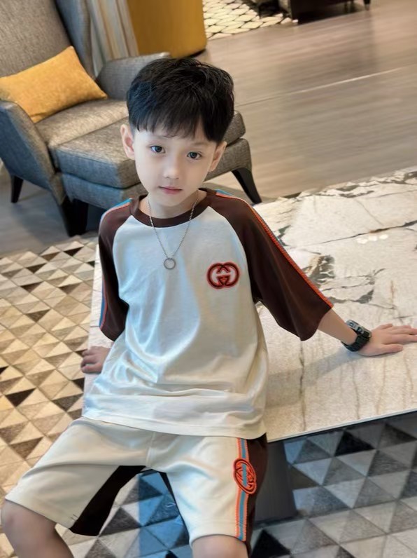 Un conjunto para niño en talla 130, realmente se ve muy bien