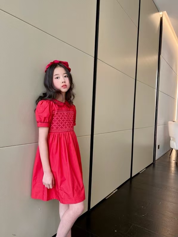 Se ve muy elegante al usarlo, el rojo aclara mucho la piel, realmente me encanta～～～