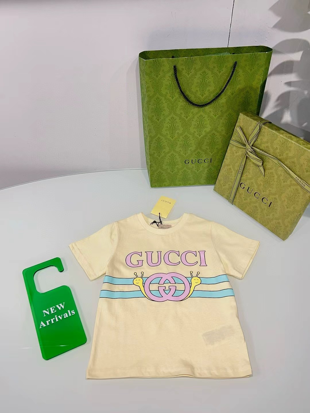 Camiseta de manga corta personalizada original de mostrador, con el icónico estampado de la marca infantil Gucci, unise…