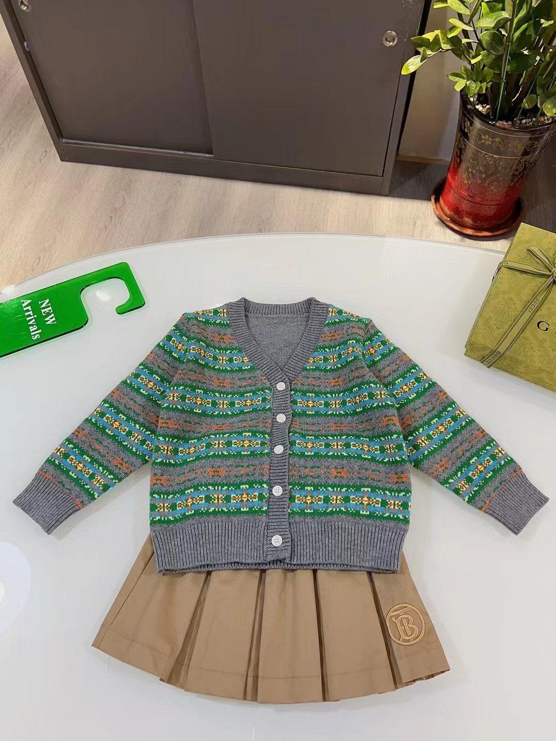 Para niñas, combina muy bien con faldas, envío inmediato, tallas 100-160.