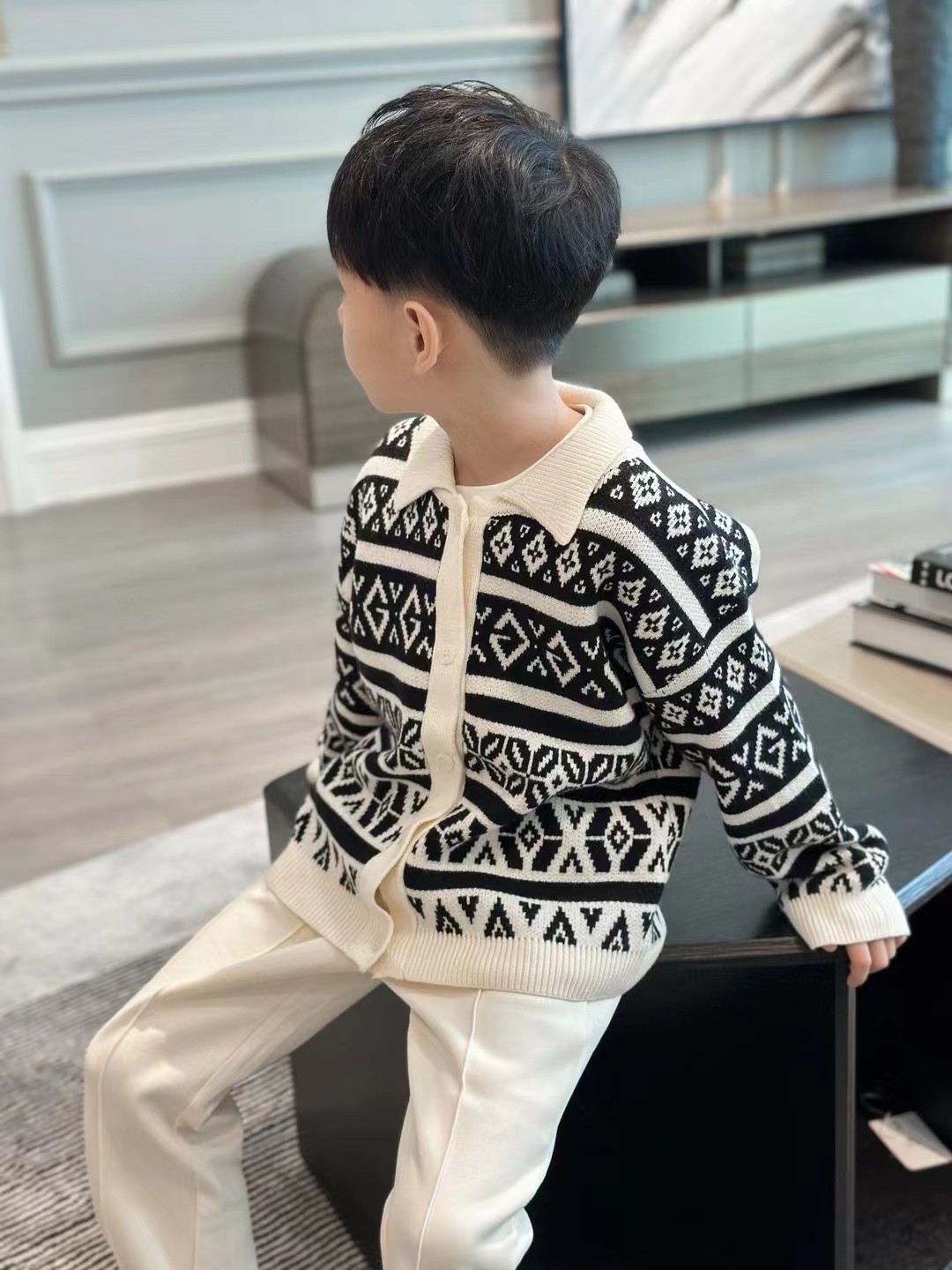 Cómodo y casual en la parte superior, mi hermano mide 130 cm, usa talla 130.