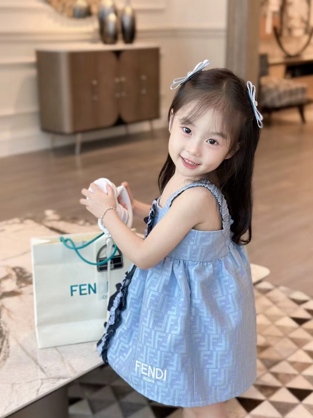 ¡El efecto de la parte superior del cuerpo de una falda pequeña! ¡Es tan bonito!
