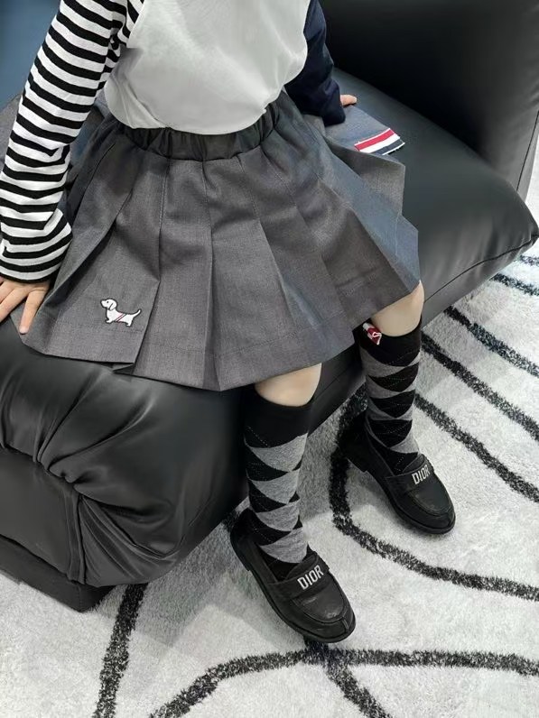 Falda plisada TB con bordado de perrito. ¡Tengo que elogiar esta faldita, es realmente adorable! El gris combina con to…