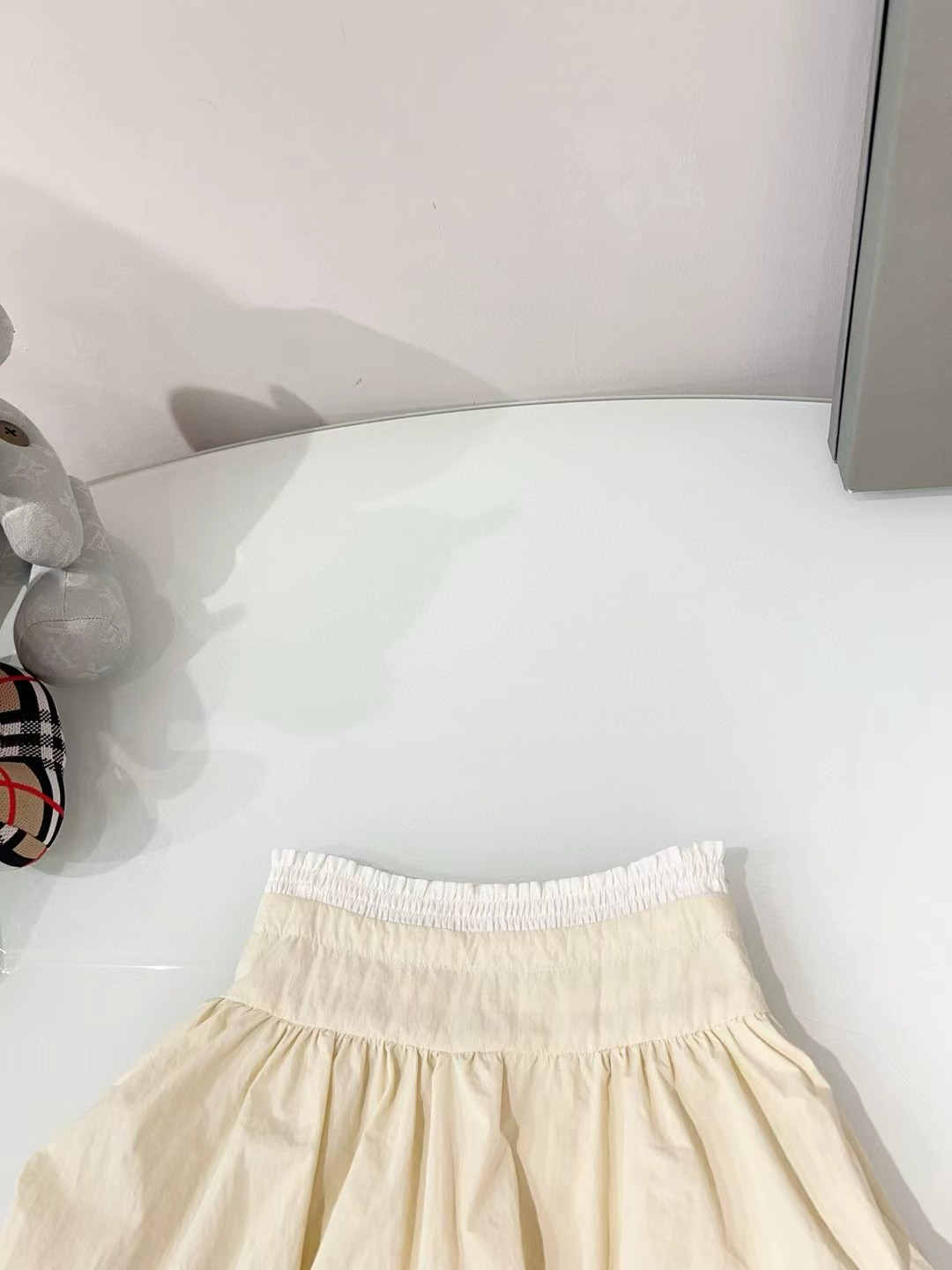 La falda tutú de doble cintura hecha a medida original del mostrador @119 Pasuou está confeccionada con tejidos de algo…