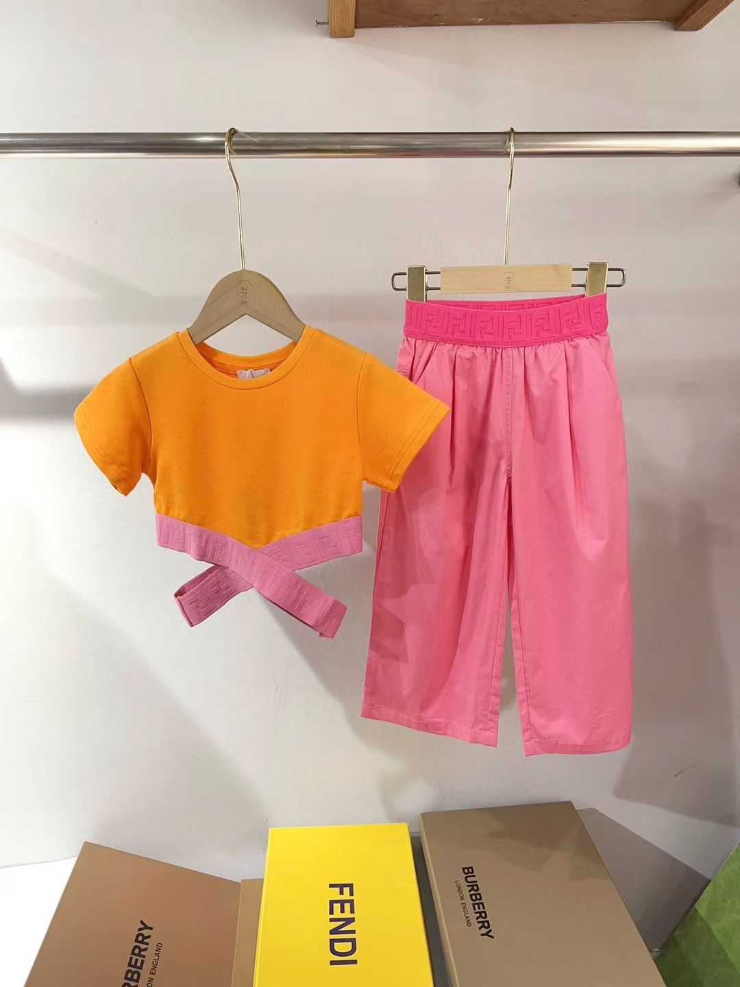 Versátiles pantalones cropped rosas, quedan muy bien con naranja, stock listo, talla 100-160