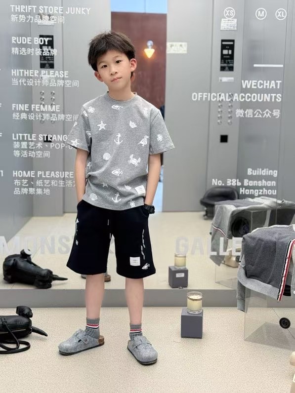 海底世界满印短袖T恤，超级可爱的海洋系列，满印图案童趣俏皮，高级有质感，充满元气，衬托宝贝的可爱与活力，搭配同系列卫裤，个性酷炫，潮燃出众！