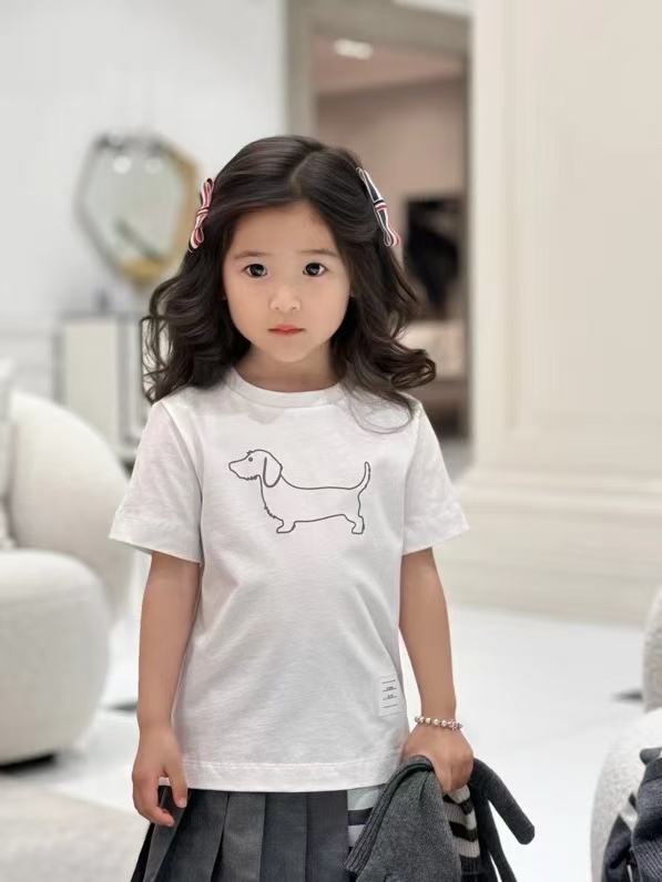 Me encanta este tipo de camiseta blanca básica y versátil, se ve bien sola y también como capa interior, tela de algodó…