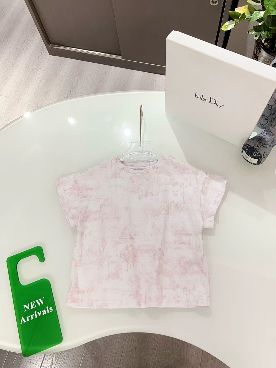 Camiseta personalizada original de mostrador @86, esta camiseta luce el estampado de Toile de Jouy de París en rosa, co…