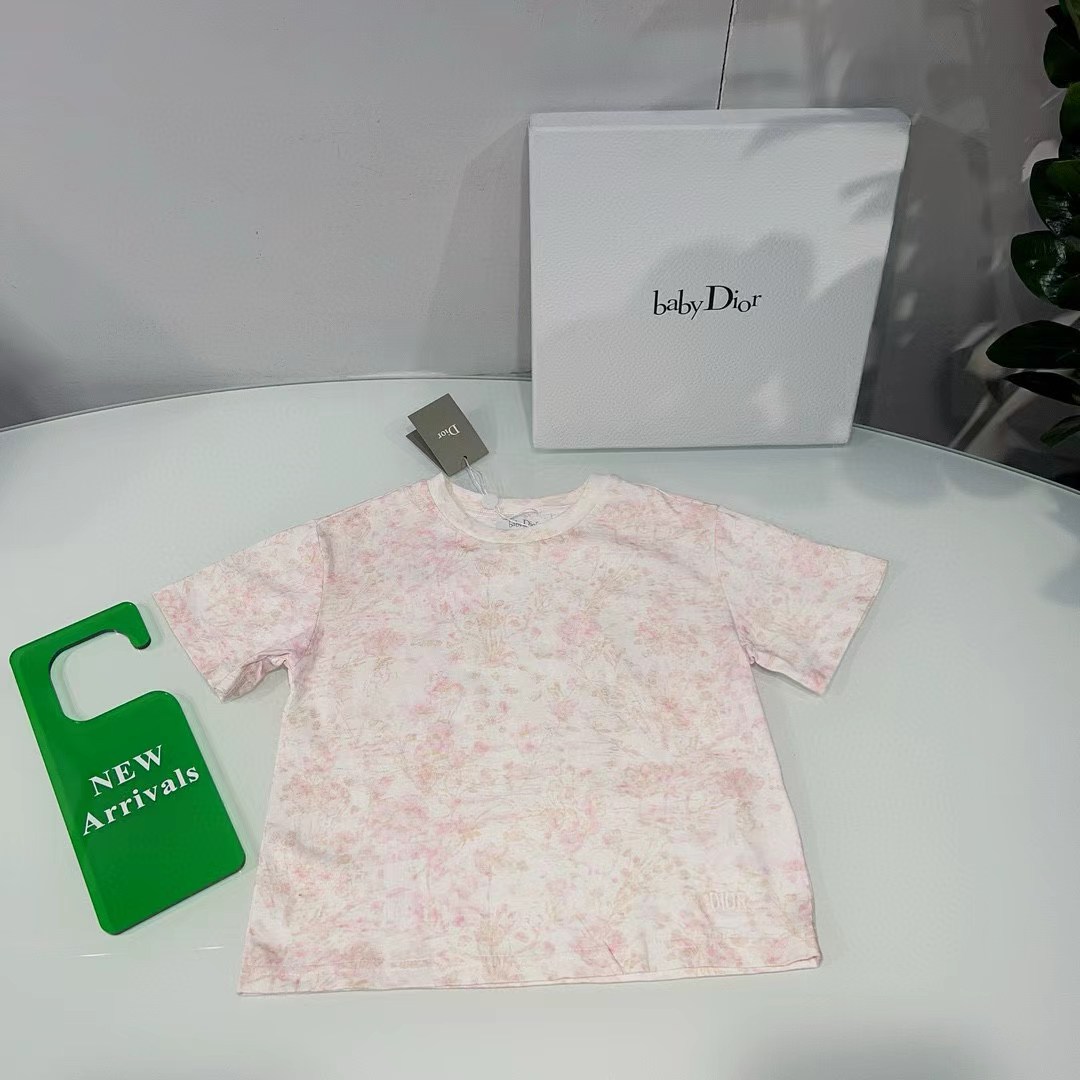 Camiseta de manga corta personalizada original de la boutique @86, con diseño de logo bordado y estampado de selva en t…
