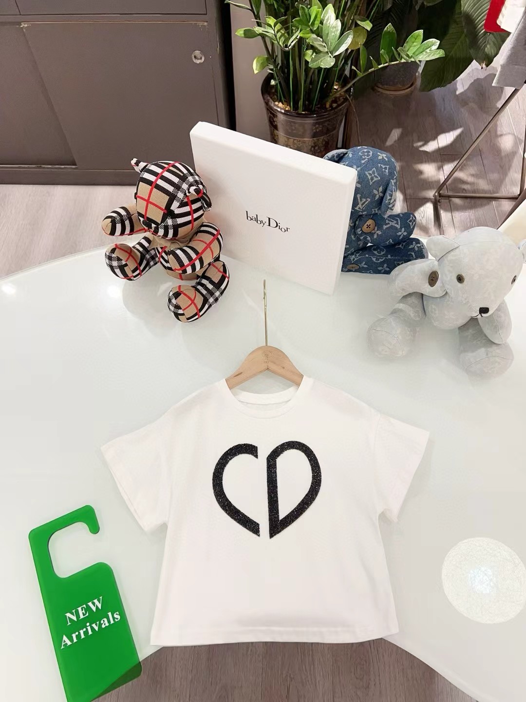 Camiseta de manga corta personalizada original de la boutique @86, esta camiseta destaca por su silueta de hombros caíd…