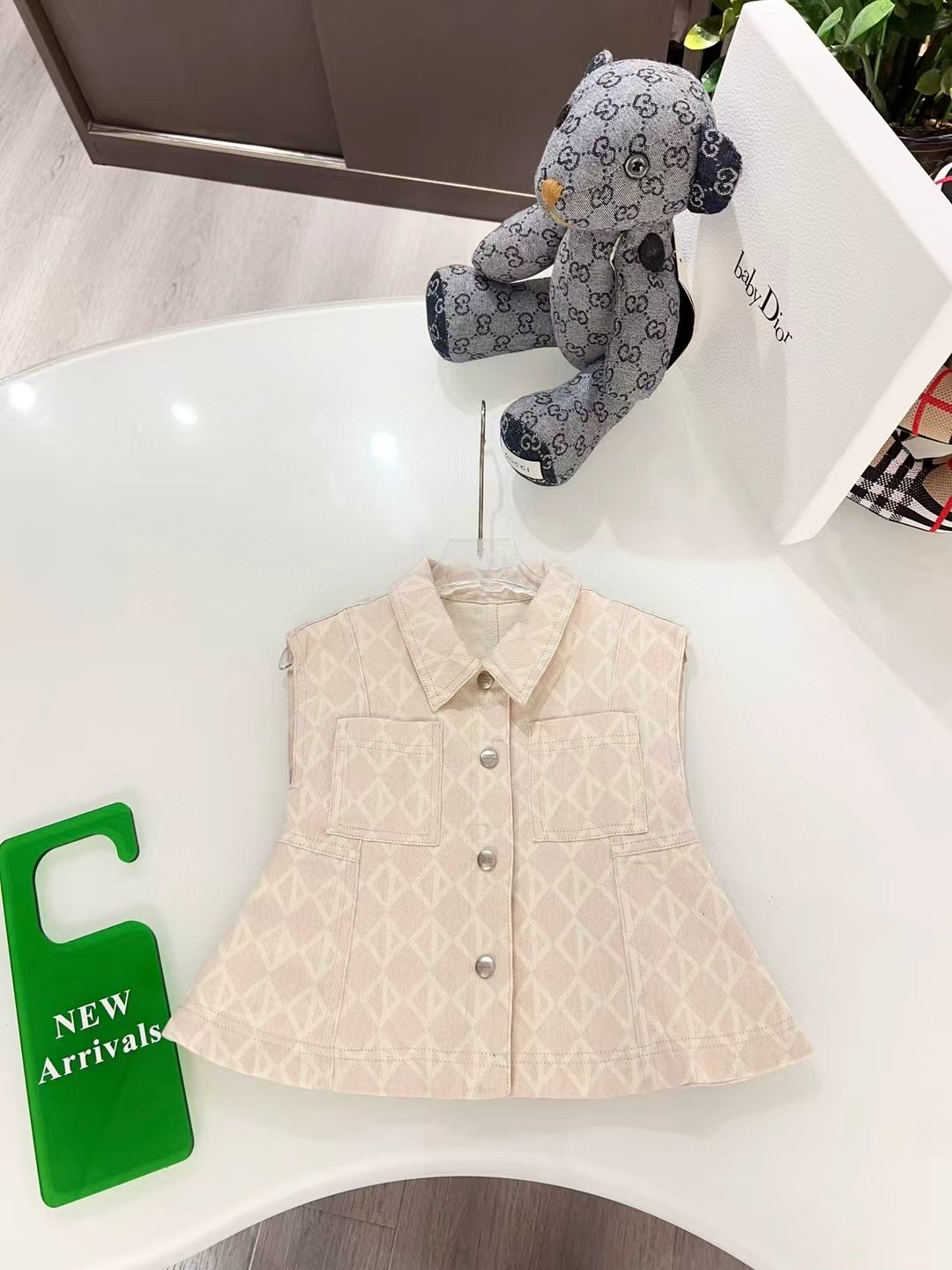 Chaqueta de traje sin mangas clásica personalizada original de la boutique @126, confeccionada en gabardina rosa claro,…