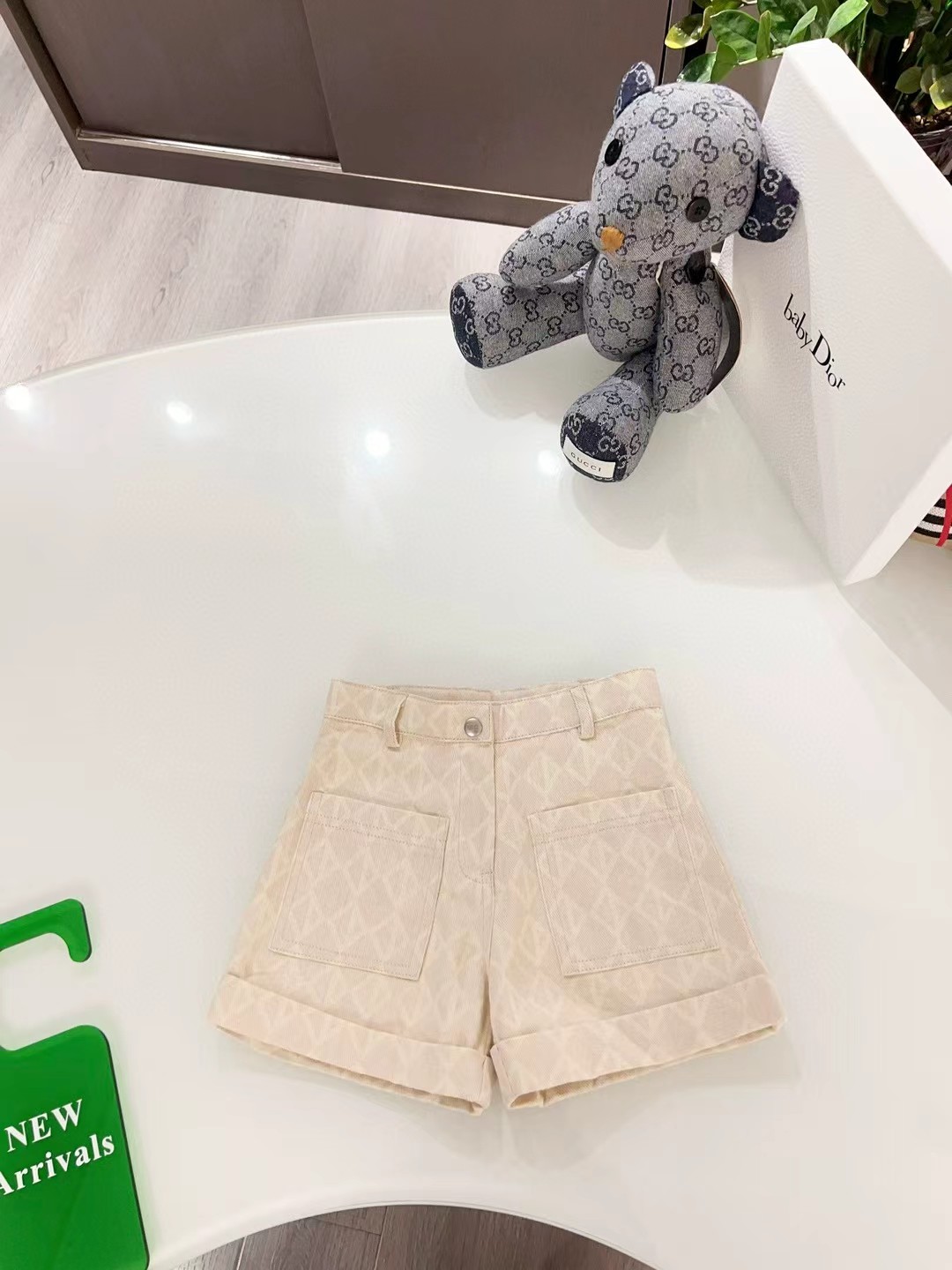 Pantalones cortos personalizados originales de la boutique @126, confeccionados en gabardina rosa claro, con estampado …