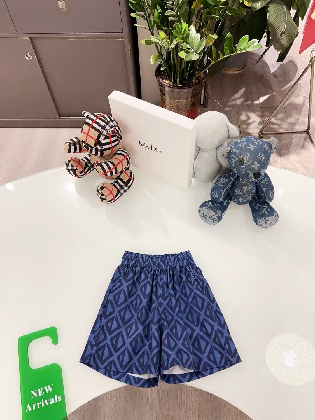 Pantalones cortos personalizados originales de la boutique @116, confeccionados con tela técnica azul, con estampado az…