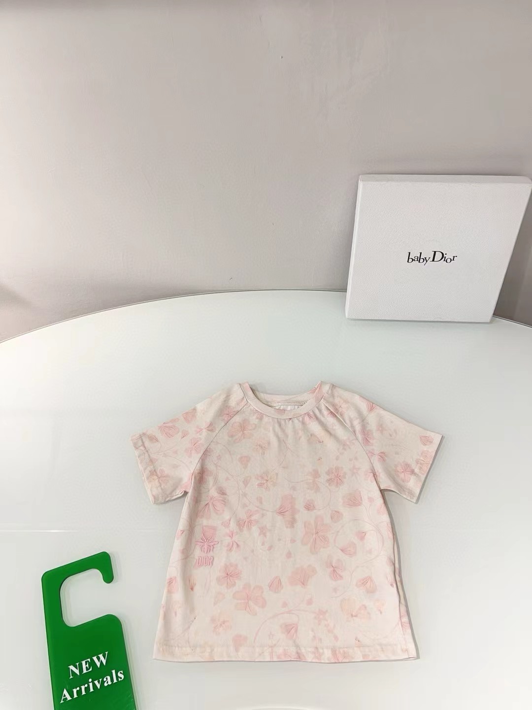 @86 Suéter de manga corta personalizado original de boutique, esta camiseta está decorada con un patrón floral de tempo…