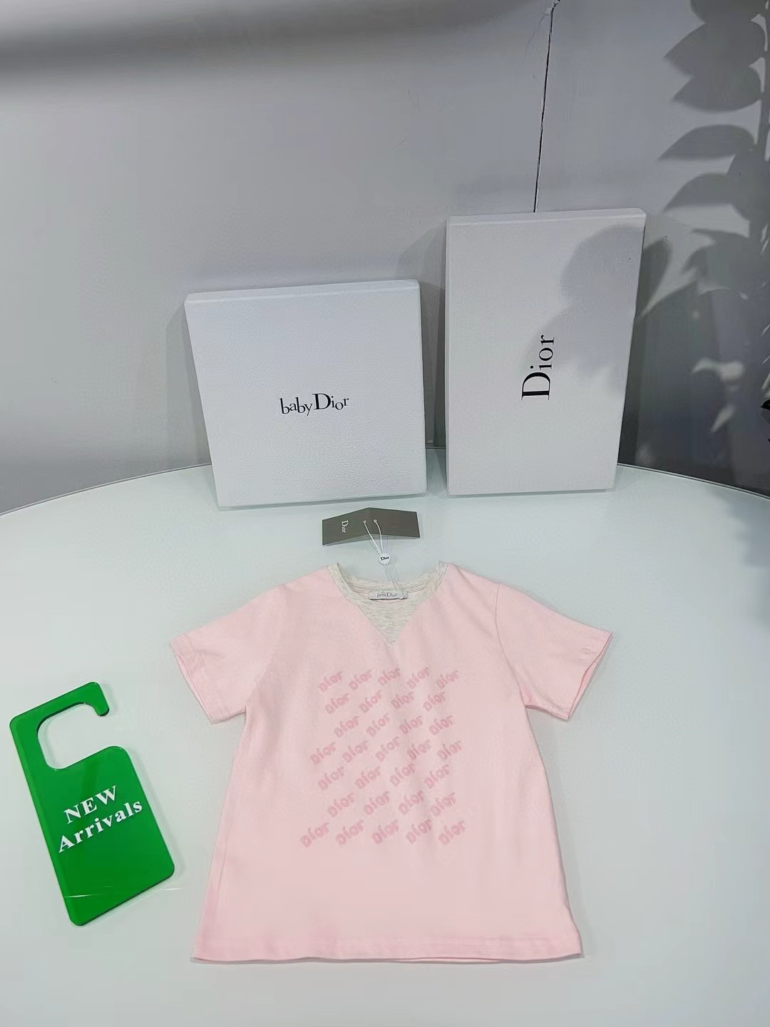 Camiseta de manga corta personalizada original de la boutique @86, confeccionada en tejido de algodón rosa claro, con e…