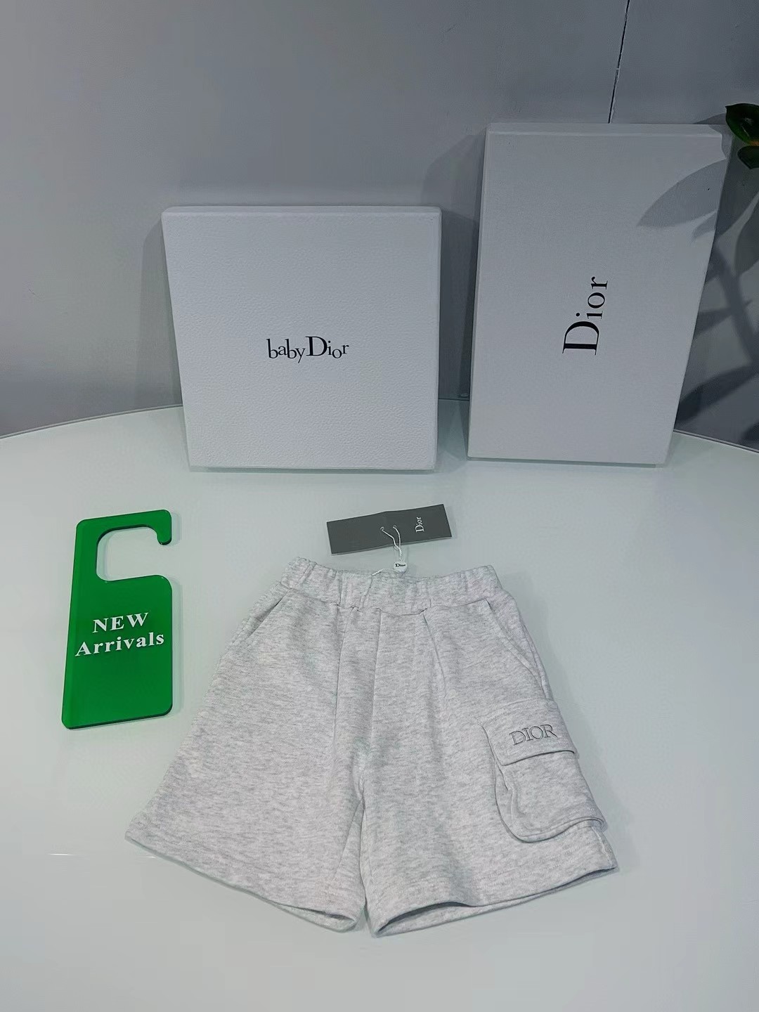 Pantalones cortos personalizados originales de la boutique @116, confeccionados en tejido de rizo de algodón gris, cint…