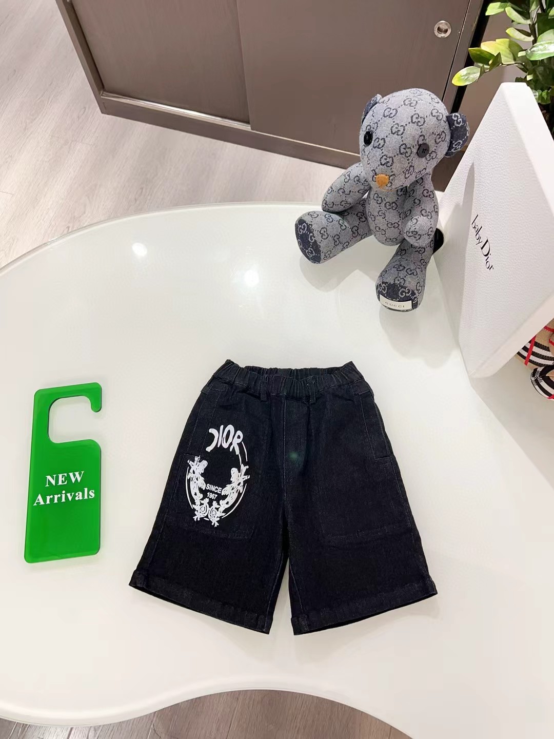Pantalones cortos de mezclilla personalizados originales de la boutique @126, este corte regular es una pieza atemporal…
